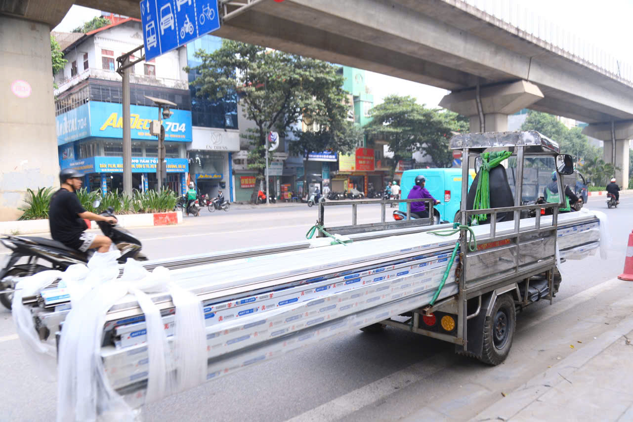 Hà Nội: CSGT quyết liệt xử lý xe tự chế chở hàng cồng kềnh ngăn tai nạn, tài xế nói gì?- Ảnh 2.