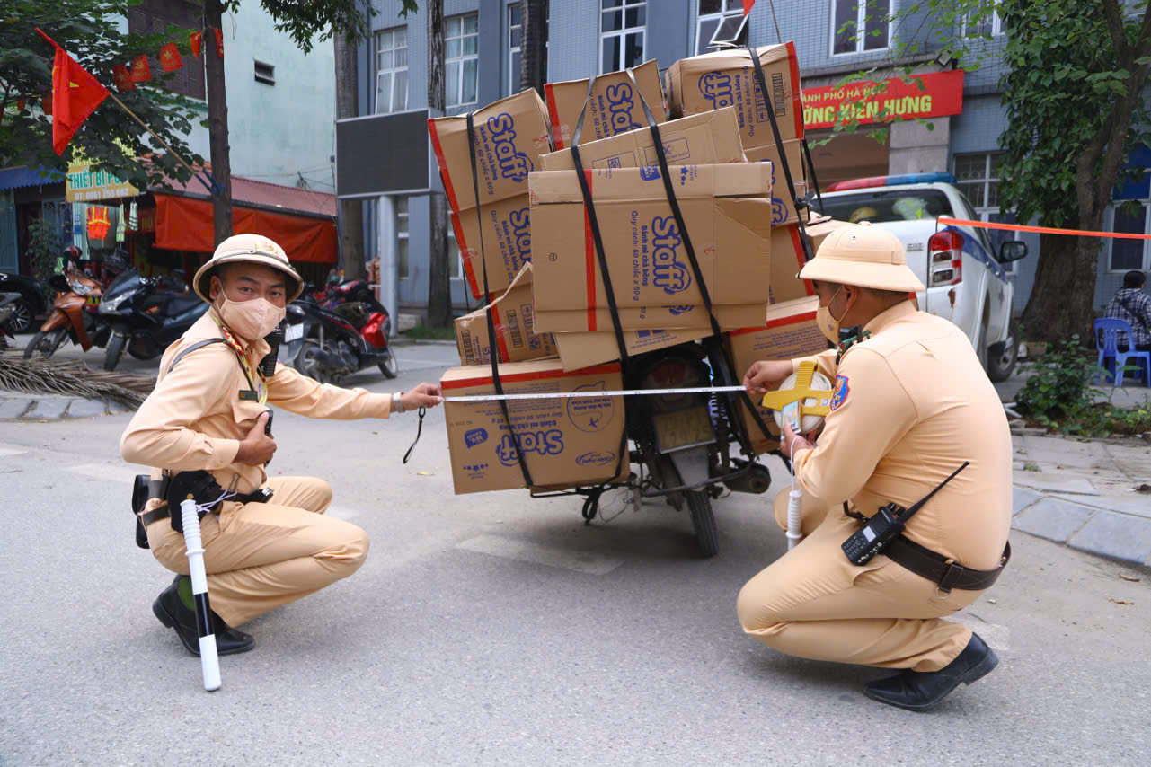 Hà Nội: CSGT quyết liệt xử lý xe tự chế chở hàng cồng kềnh ngăn tai nạn, tài xế nói gì?- Ảnh 5.