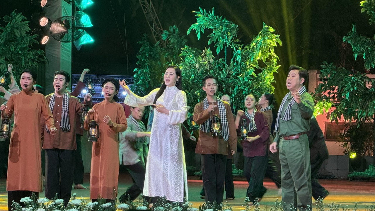 "Kh&uacute;c tri &acirc;n" tưởng nhớ c&aacute;c Anh h&ugrave;ng liệt sĩ trước lễ truy điệu tại TP.HCM- Ảnh 3.