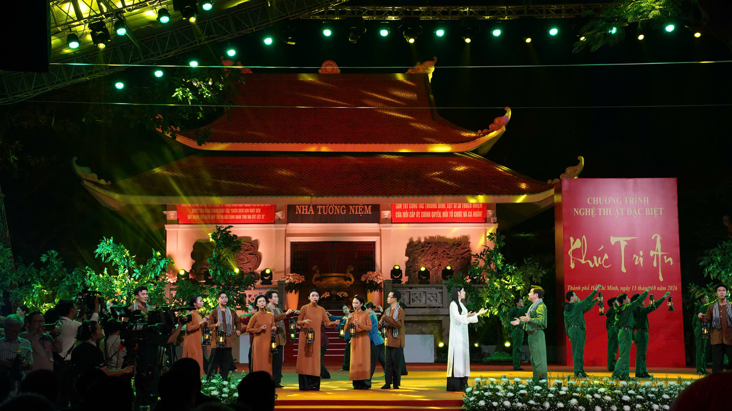 "Kh&uacute;c tri &acirc;n" tưởng nhớ c&aacute;c Anh h&ugrave;ng liệt sĩ trước lễ truy điệu tại TP.HCM- Ảnh 5.