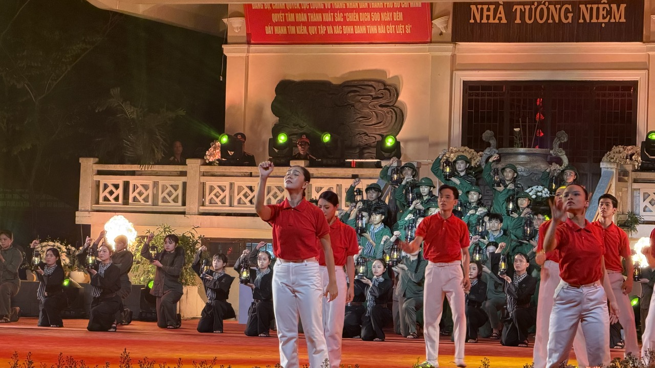 "Kh&uacute;c tri &acirc;n" tưởng nhớ c&aacute;c Anh h&ugrave;ng liệt sĩ trước lễ truy điệu tại TP.HCM- Ảnh 4.