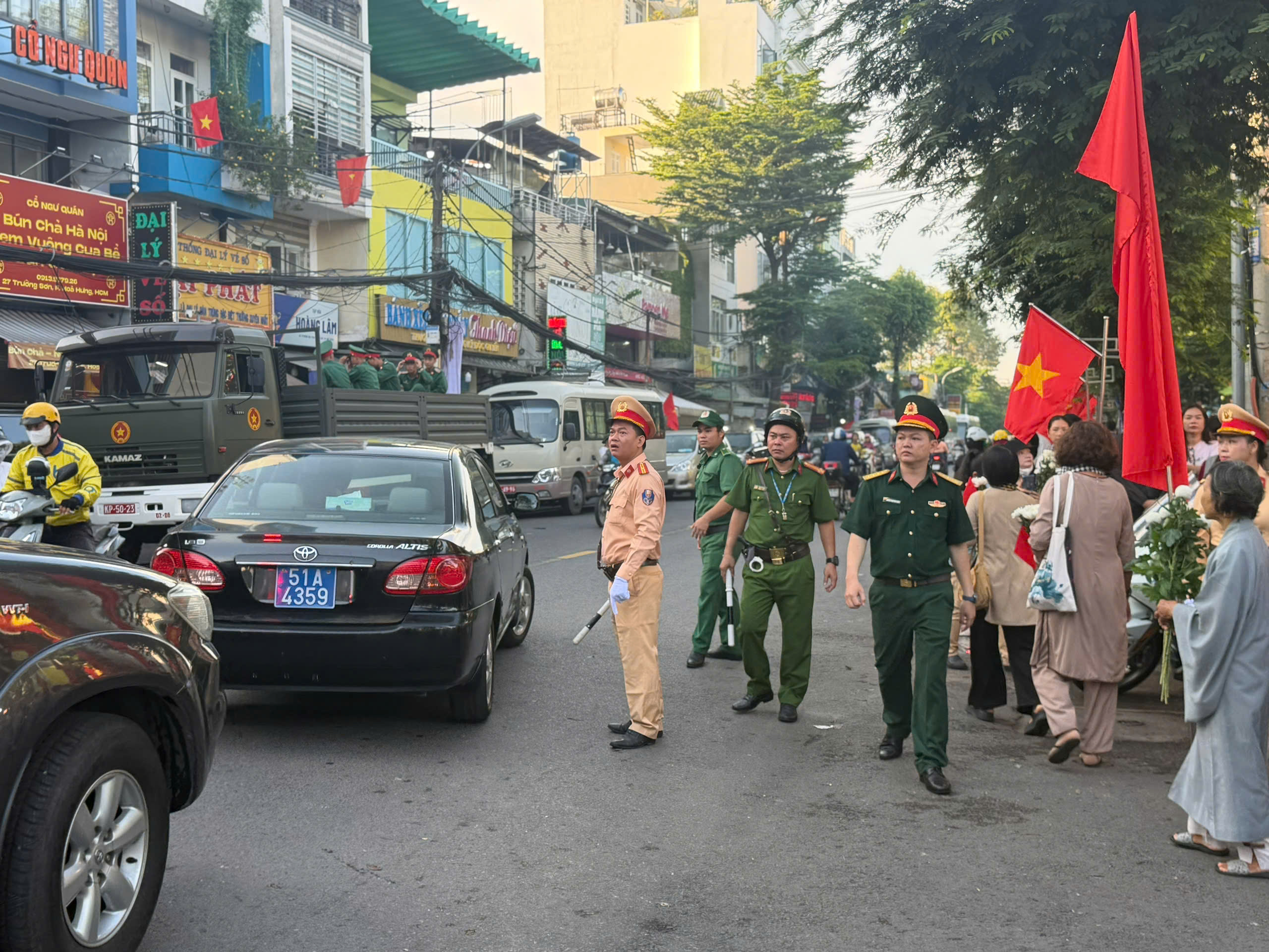 H&agrave;ng ngh&igrave;n người d&acirc;n TP.HCM tri &acirc;n 731 liệt sĩ tr&ecirc;n h&agrave;nh tr&igrave;nh về đất mẹ - Ảnh 5.