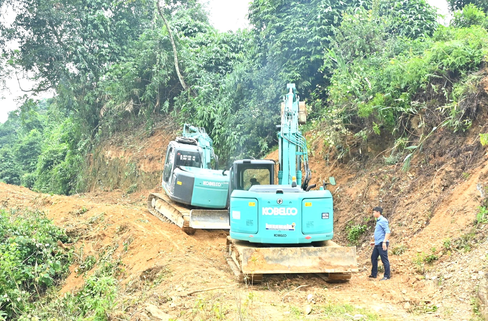 Mở đường qua n&uacute;i Giăng M&agrave;n, kết nối hai bản người Chứt ở H&agrave; Tĩnh v&agrave; Quảng Trị- Ảnh 2.
