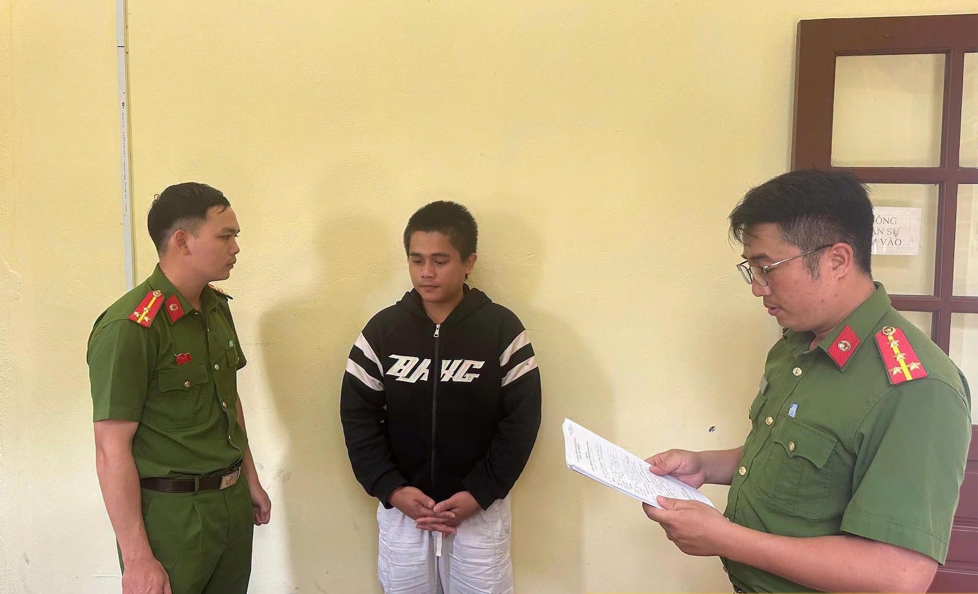 Quảng Ng&atilde;i: Bắt giam thanh ni&ecirc;n dương t&iacute;nh ma t&uacute;y, l&aacute;i xe m&aacute;y g&acirc;y tai nạn chết người- Ảnh 1.