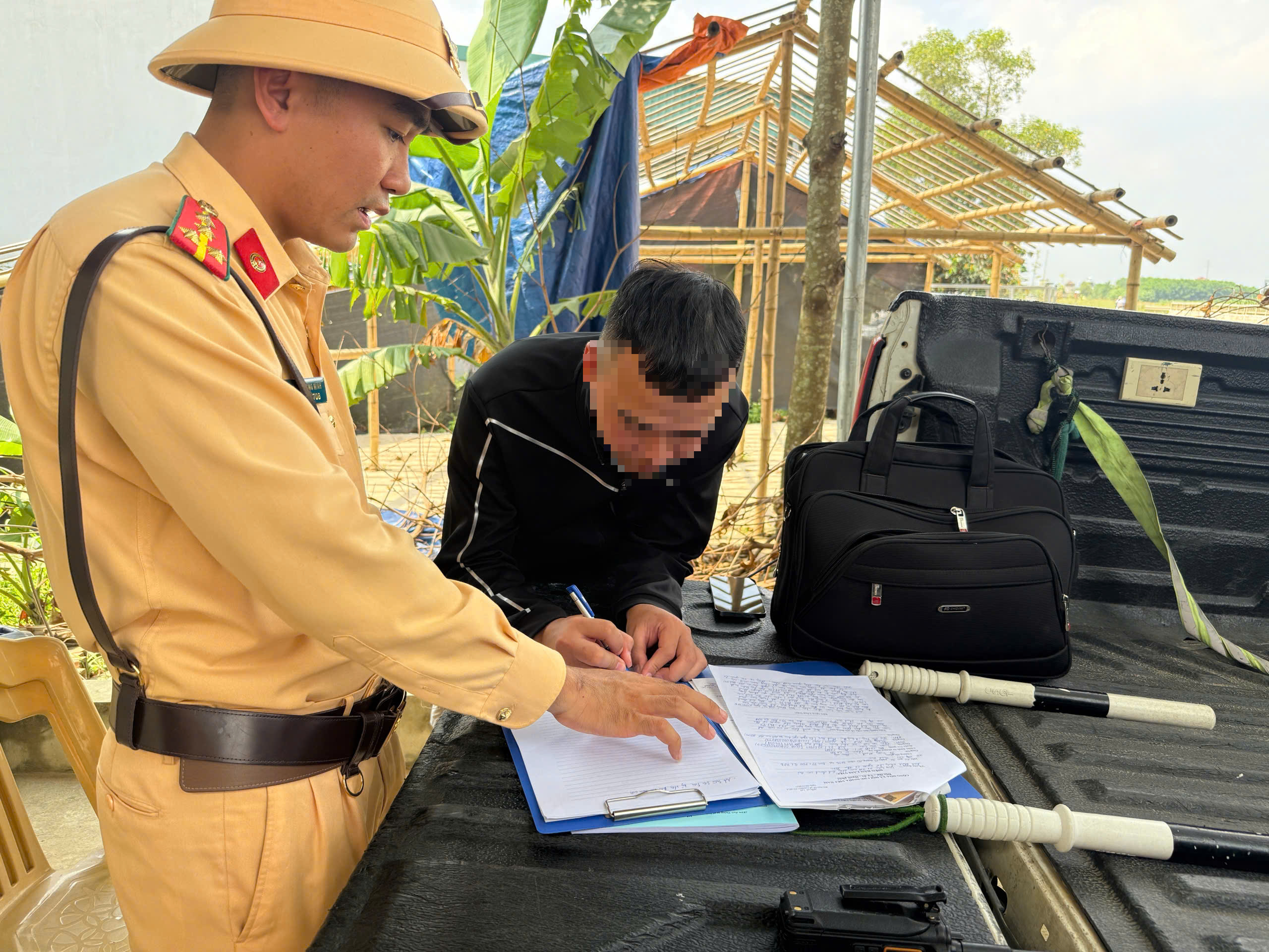 Thanh H&oacute;a tăng cường xử l&yacute; xe biển trắng kinh doanh vận tải chui- Ảnh 2.