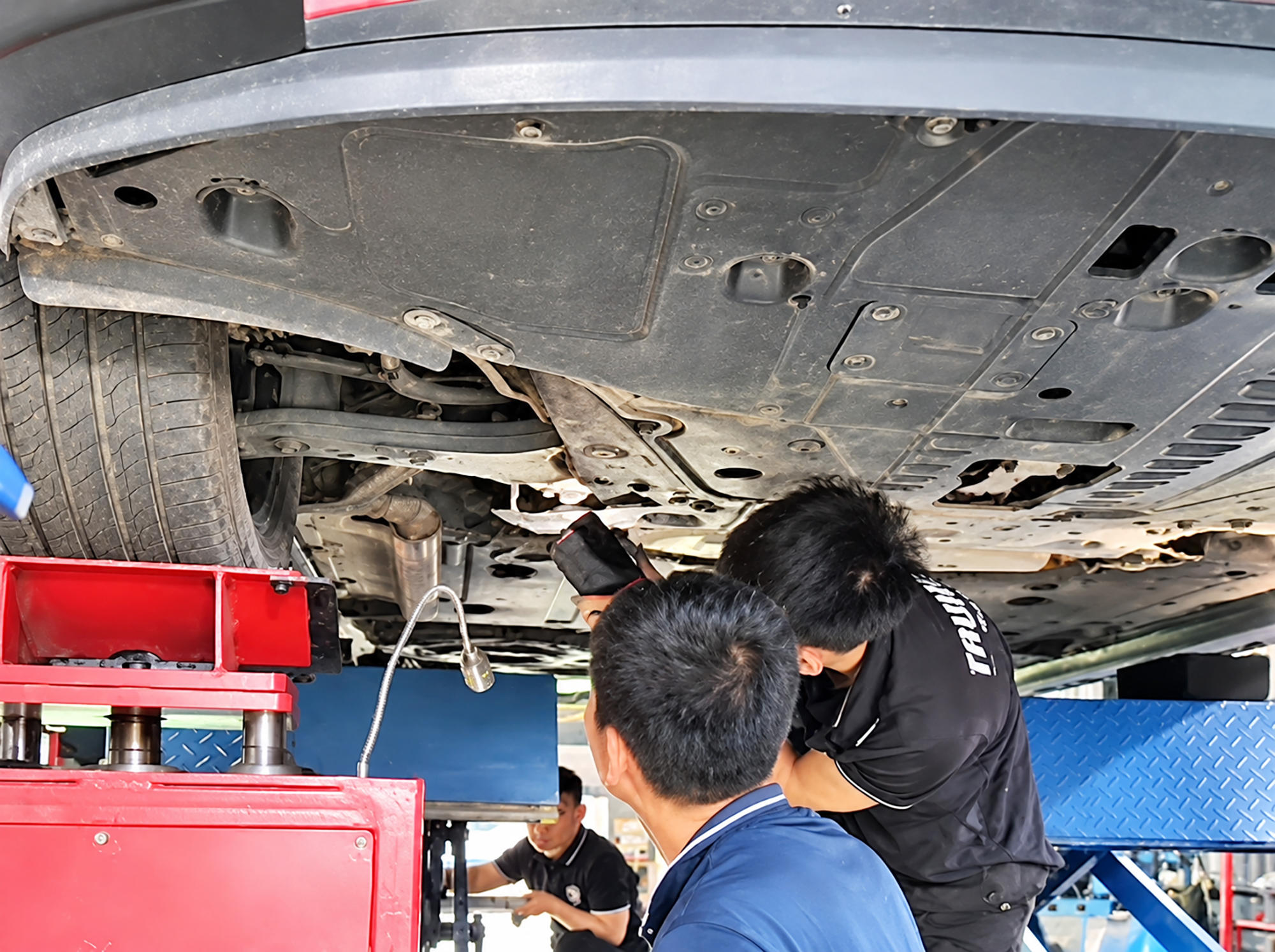 Gầm &ocirc; t&ocirc; k&ecirc;u lục cục l&agrave; dấu hiệu g&igrave;? - Ảnh 1.