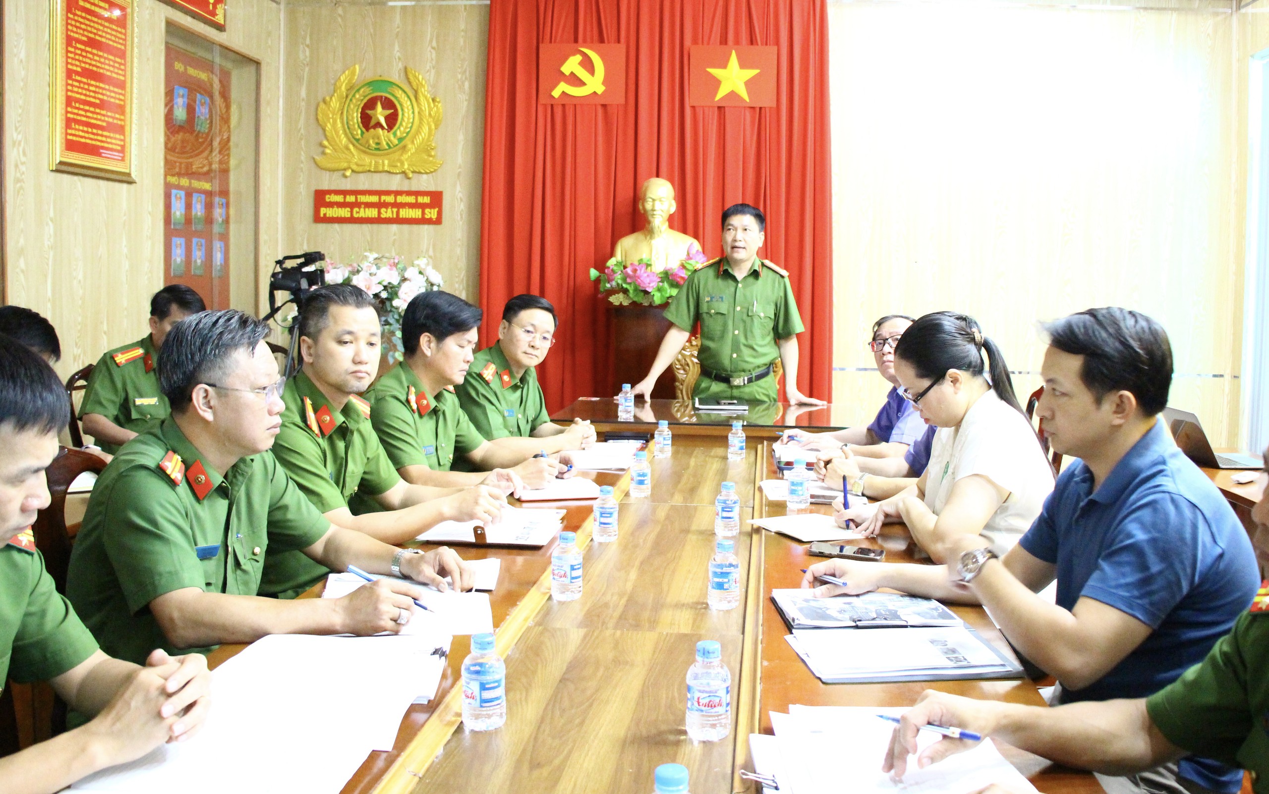 L&agrave;m phim bạo lực giang hồ c&acirc;u view tr&ecirc;n mạng, 11 đối tượng bị hơn 100 cảnh s&aacute;t bắt giữ- Ảnh 1.