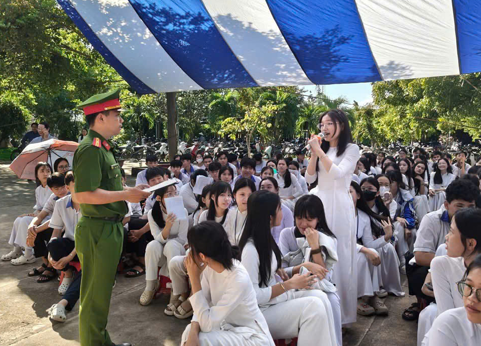 C&ocirc;ng an L&acirc;m Đồng tuy&ecirc;n truyền ph&ograve;ng, chống ma t&uacute;y cho hơn 1.200 học sinh- Ảnh 2.