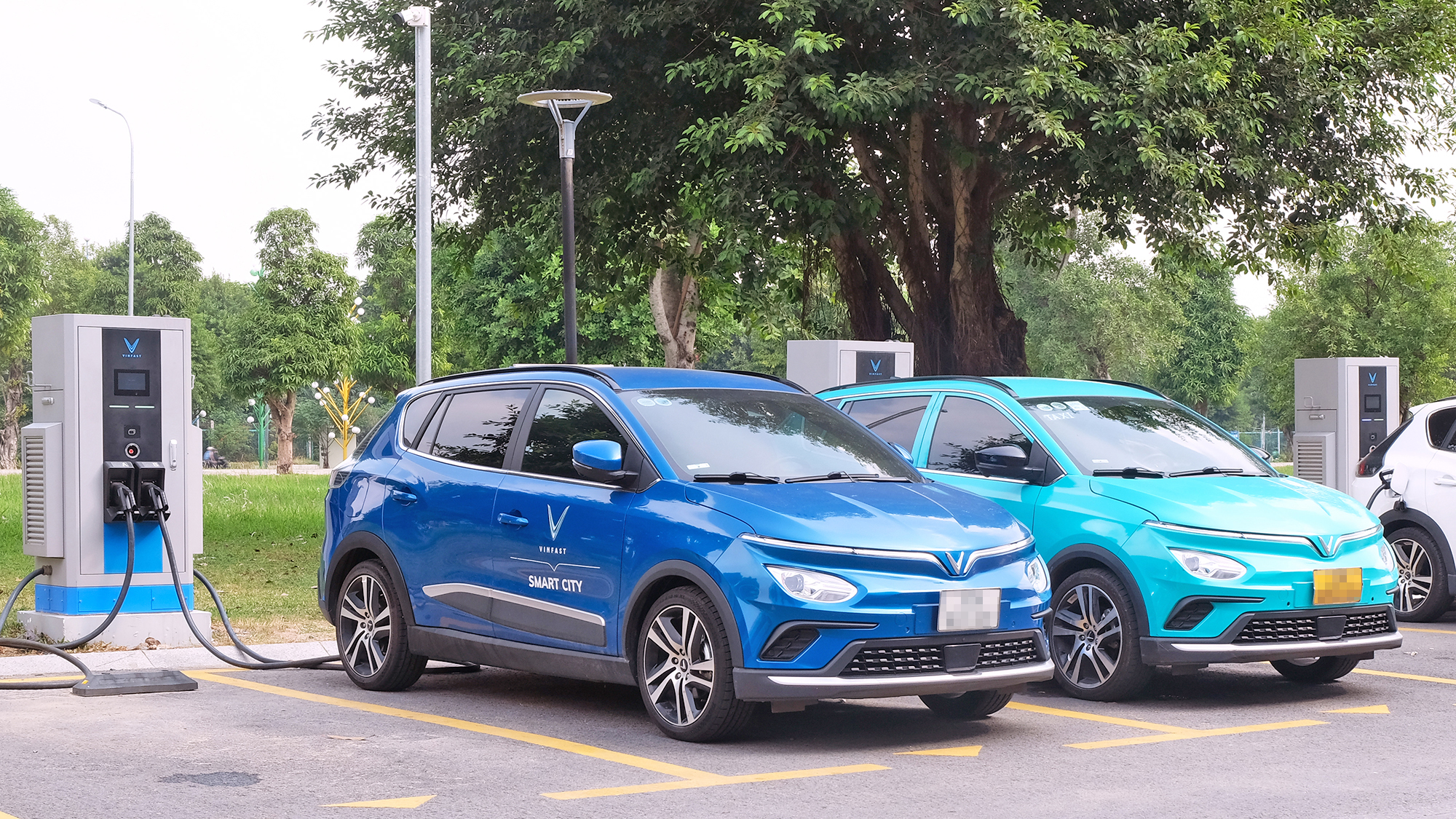 Xe kh&aacute;c h&atilde;ng c&oacute; được d&ugrave;ng chung trạm sạc? - Ảnh 2.