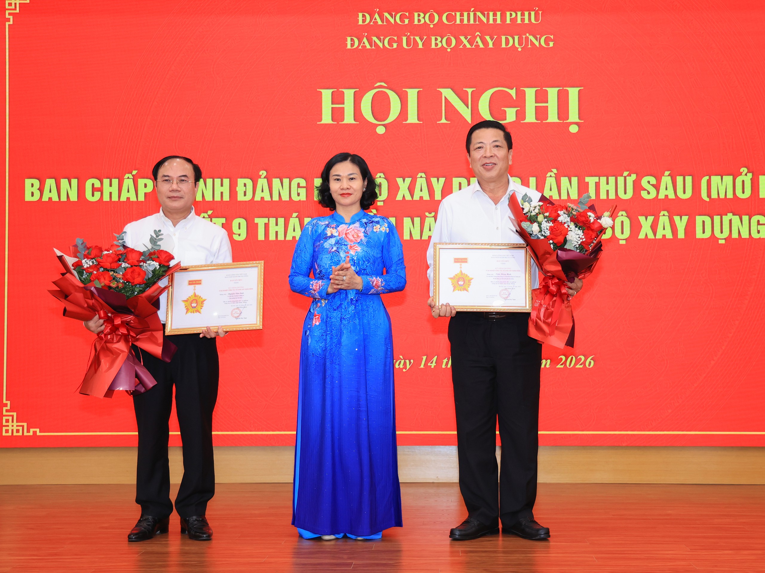 Bộ trưởng Trần Hồng Minh nhận Kỷ niệm chương "V&igrave; sự nghiệp c&ocirc;ng t&aacute;c tổ chức x&acirc;y dựng Đảng"- Ảnh 1.