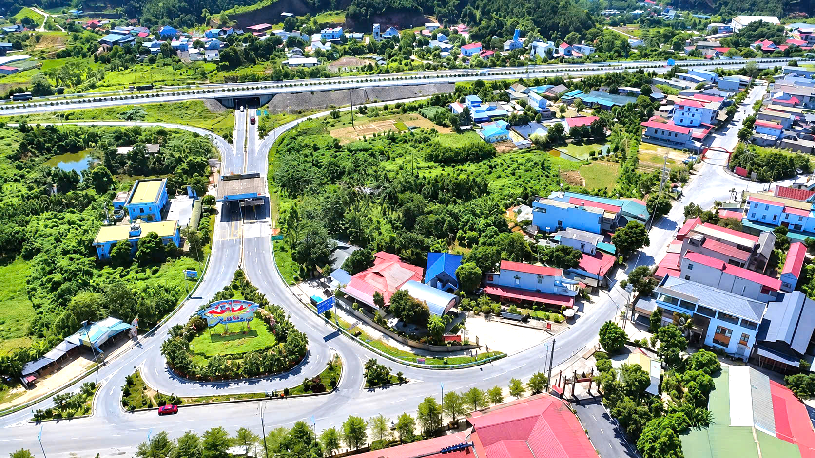 To&agrave;n cảnh tuyến đường hơn 1.300 tỷ đồng ở L&agrave;o Cai, mở lối giao thương v&ugrave;ng cao- Ảnh 1.