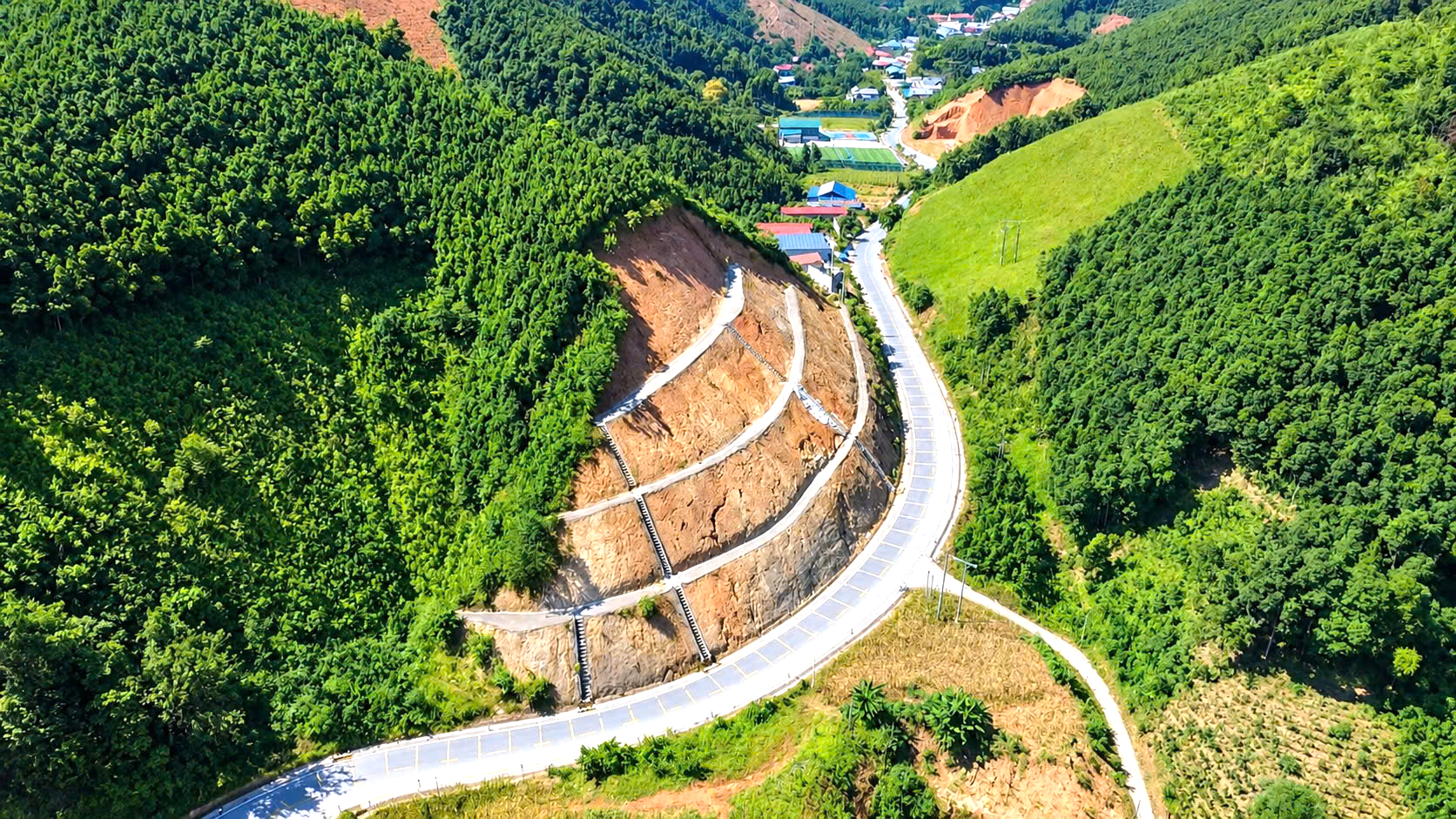 To&agrave;n cảnh tuyến đường hơn 1.300 tỷ đồng ở L&agrave;o Cai, mở lối giao thương v&ugrave;ng cao- Ảnh 4.