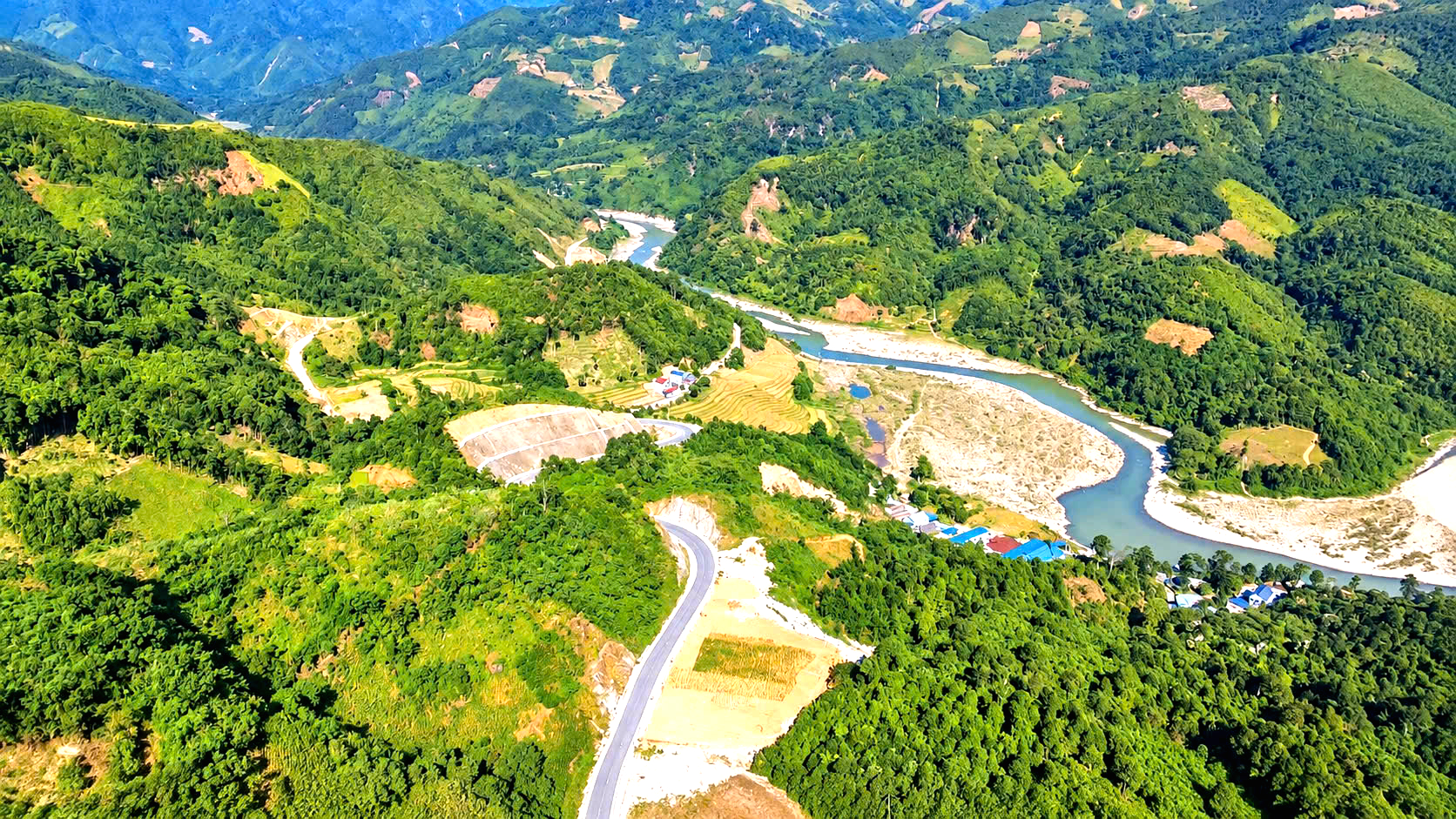 To&agrave;n cảnh tuyến đường hơn 1.300 tỷ đồng ở L&agrave;o Cai, mở lối giao thương v&ugrave;ng cao- Ảnh 8.