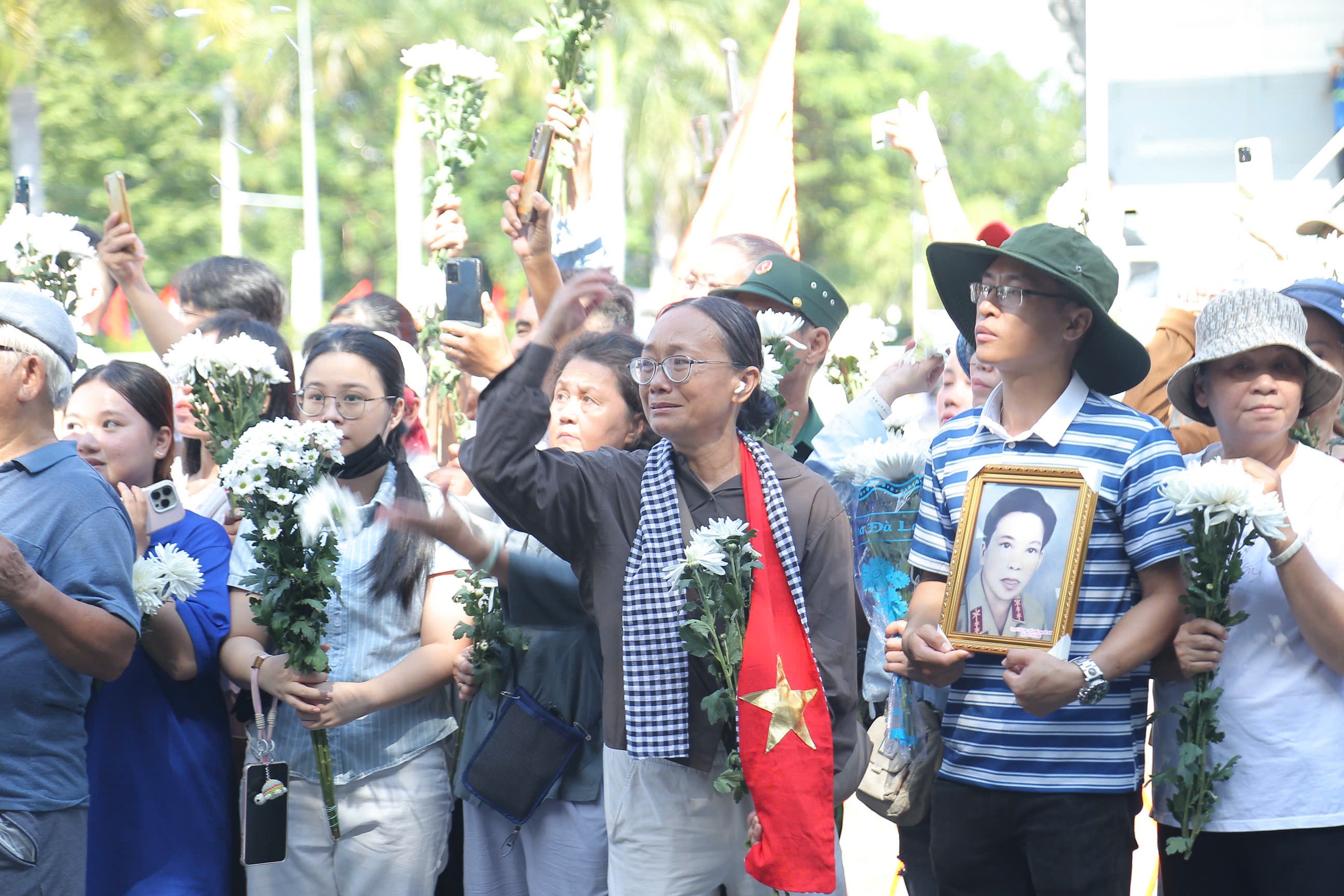 TP.HCM truy điệu, an t&aacute;ng 731 h&agrave;i cốt liệt sĩ được t&igrave;m kiếm tại C&ocirc;ng vi&ecirc;n L&ecirc; Thị Ri&ecirc;ng- Ảnh 16.