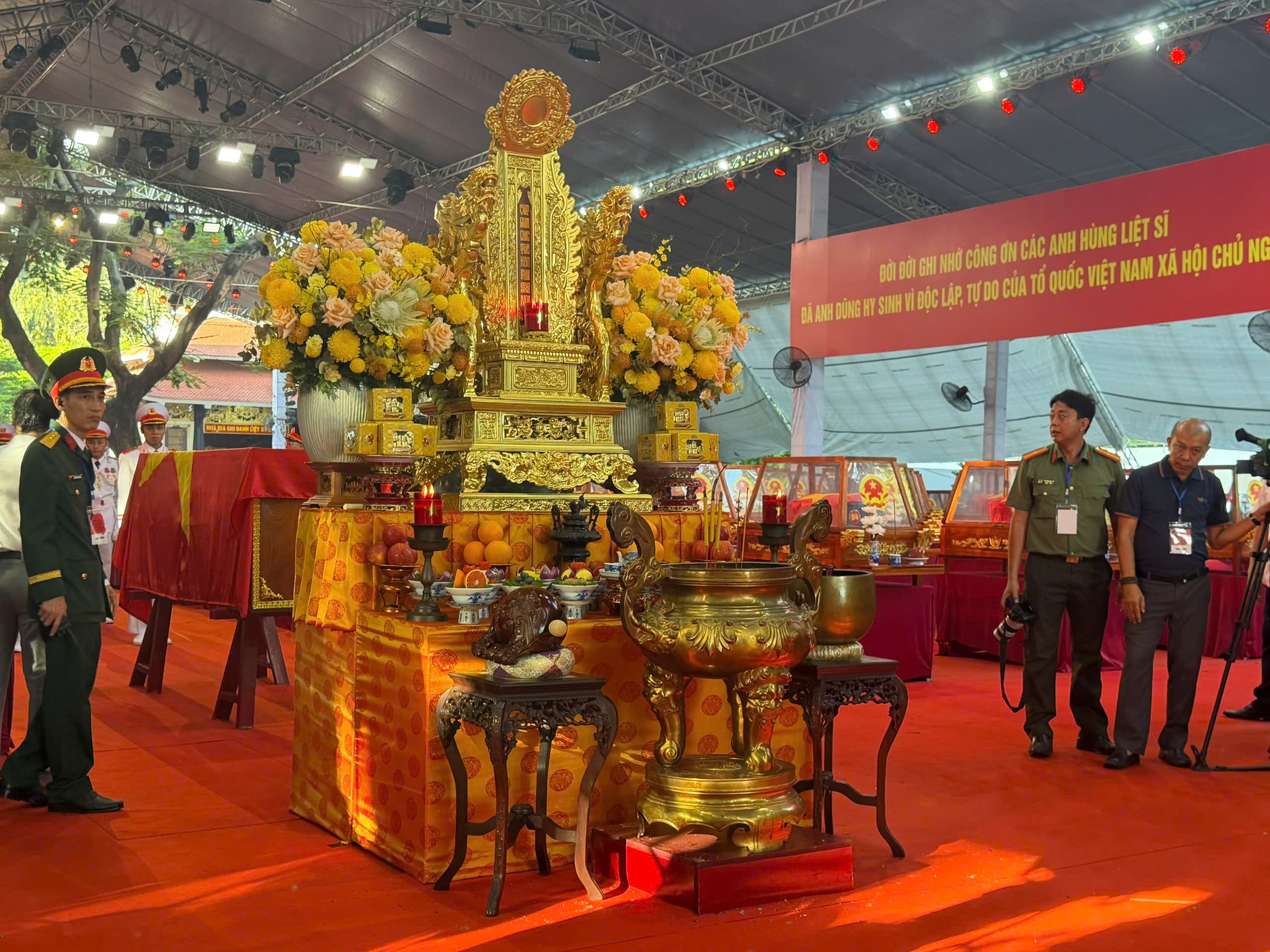 TP.HCM truy điệu, an t&aacute;ng 731 h&agrave;i cốt liệt sĩ được t&igrave;m kiếm tại C&ocirc;ng vi&ecirc;n L&ecirc; Thị Ri&ecirc;ng- Ảnh 8.