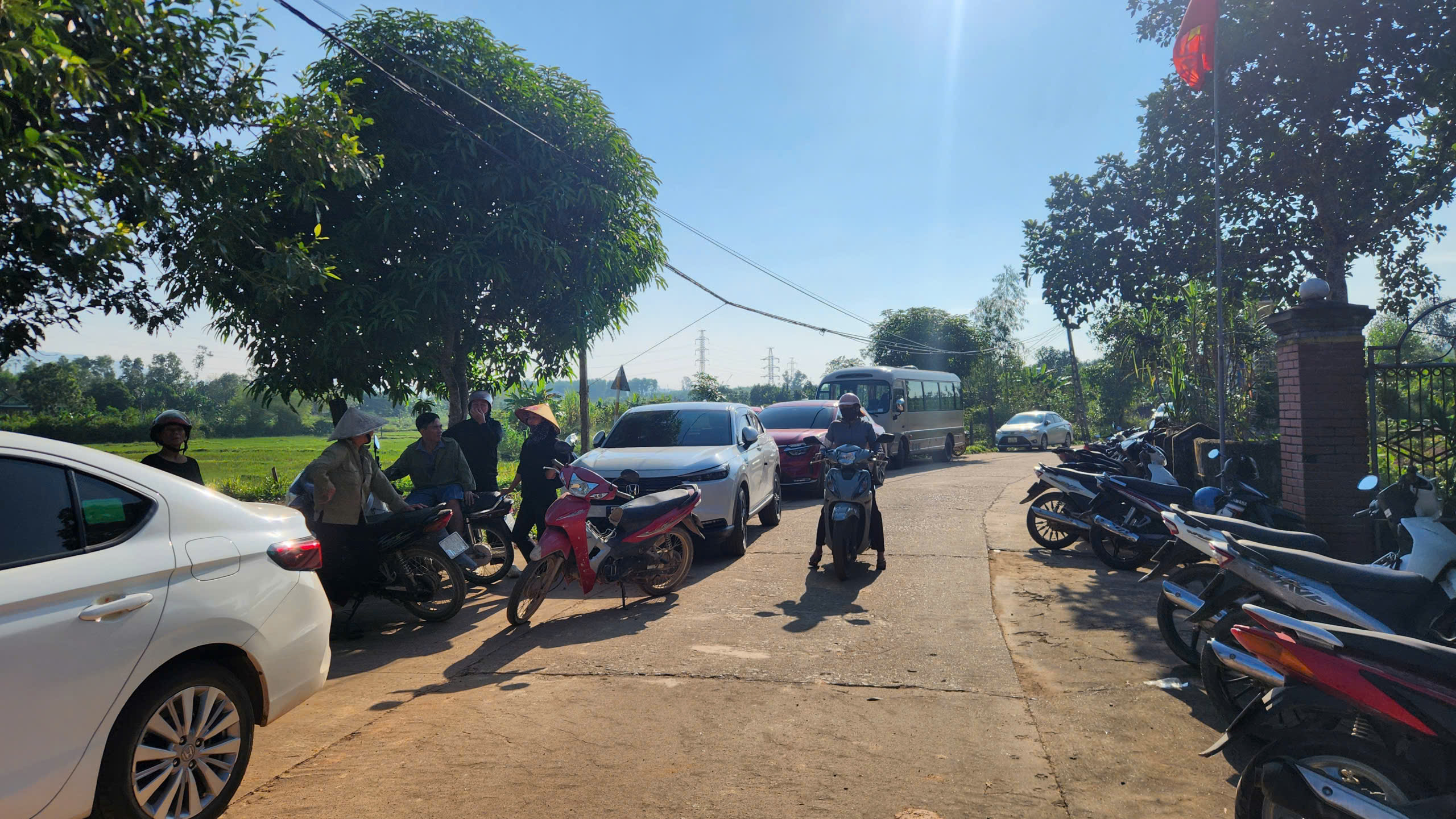 Mở đợt cưỡng chế đầu tiên để bàn giao mặt bằng thi công cao tốc Vinh - Thanh Thuỷ - Ảnh 2.