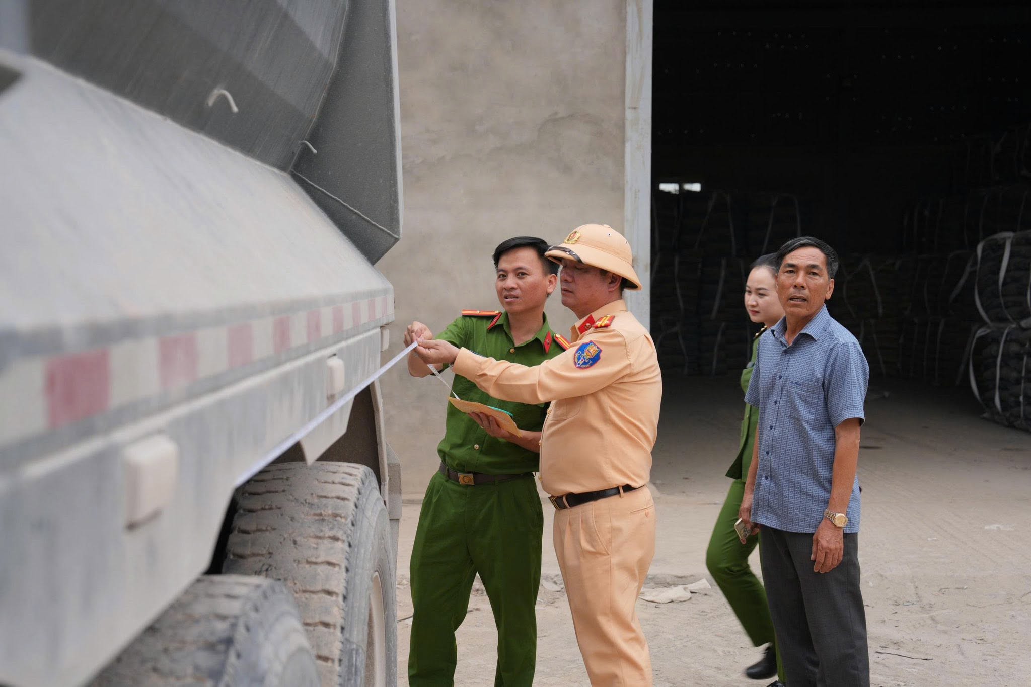 Quảng Trị tổng kiểm tra xe ben, xe qu&aacute; tải, xe cơi nới th&agrave;nh th&ugrave;ng từ 15/10- Ảnh 2.