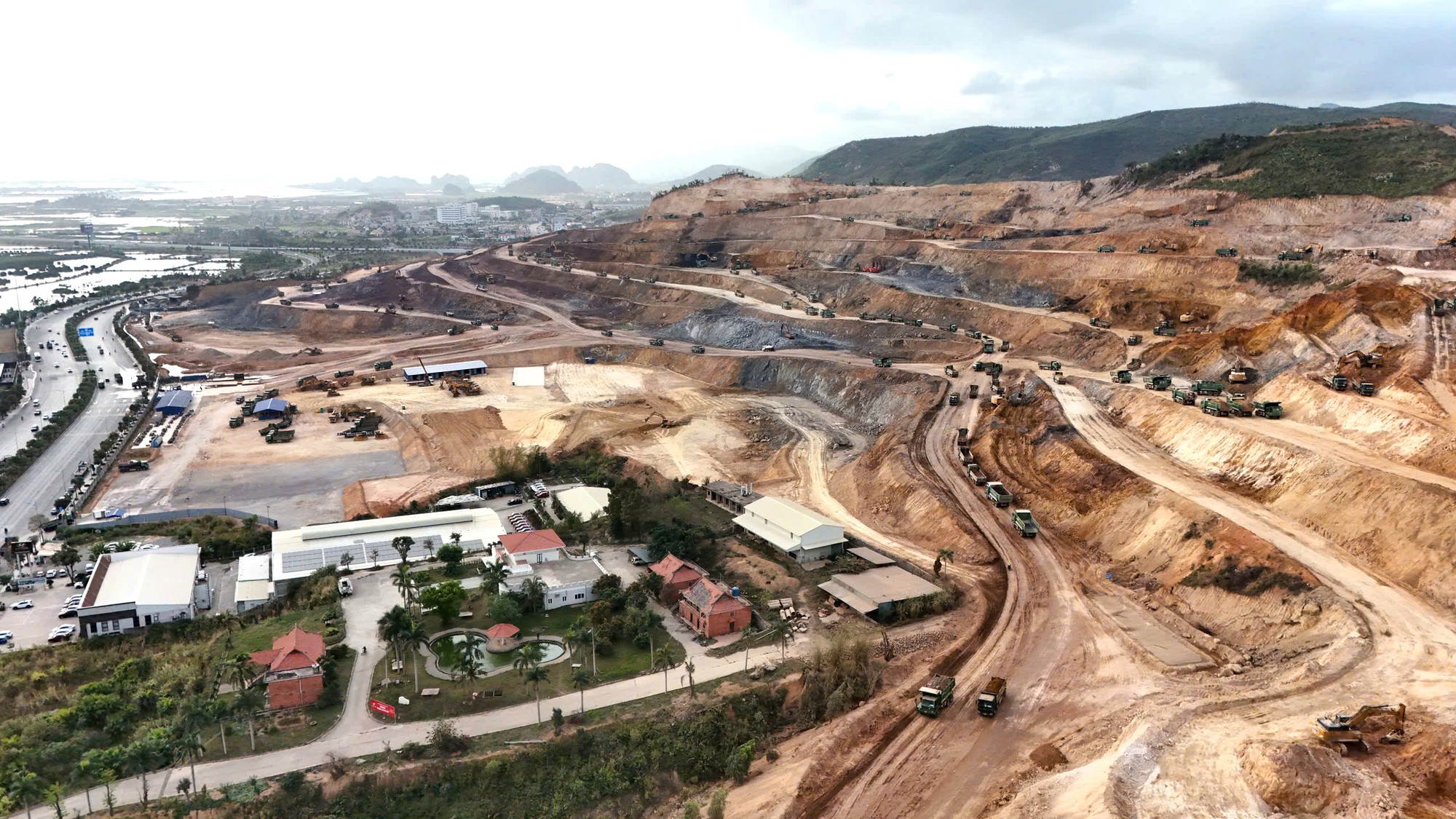 Quảng Ninh đấu gi&aacute; 4 mỏ đất trữ lượng hơn 5 triệu m3- Ảnh 1.