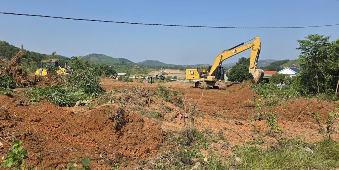 Mở đợt cưỡng chế đầu tiên để bàn giao mặt bằng thi công cao tốc Vinh - Thanh Thuỷ - Ảnh 3.