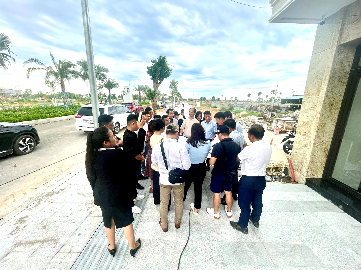 Môi giới bất động sản thích nghi thế nào trước yêu cầu chuyên nghiệp hóa? - Ảnh 1.