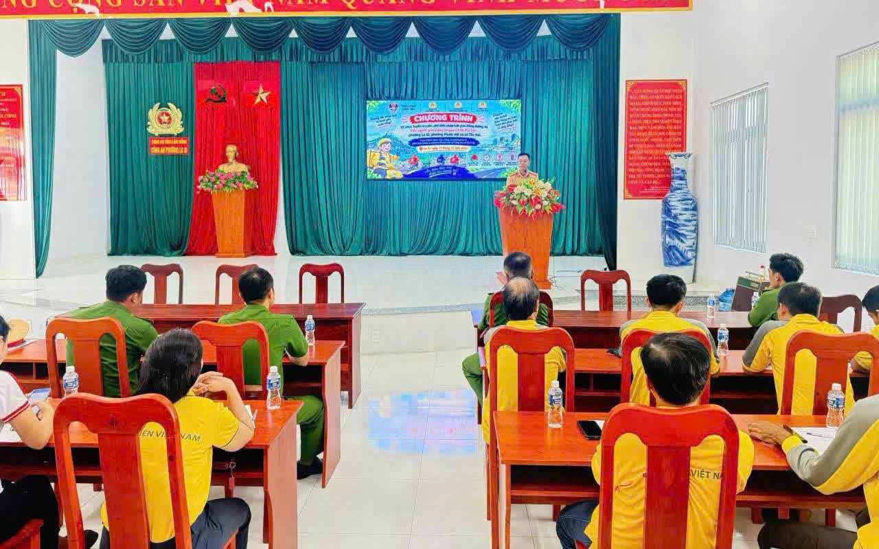 Lâm Đồng: Tuyên truyền pháp luật, hướng dẫn lái xe an toàn cho lực lượng cơ sở và shipper- Ảnh 3.