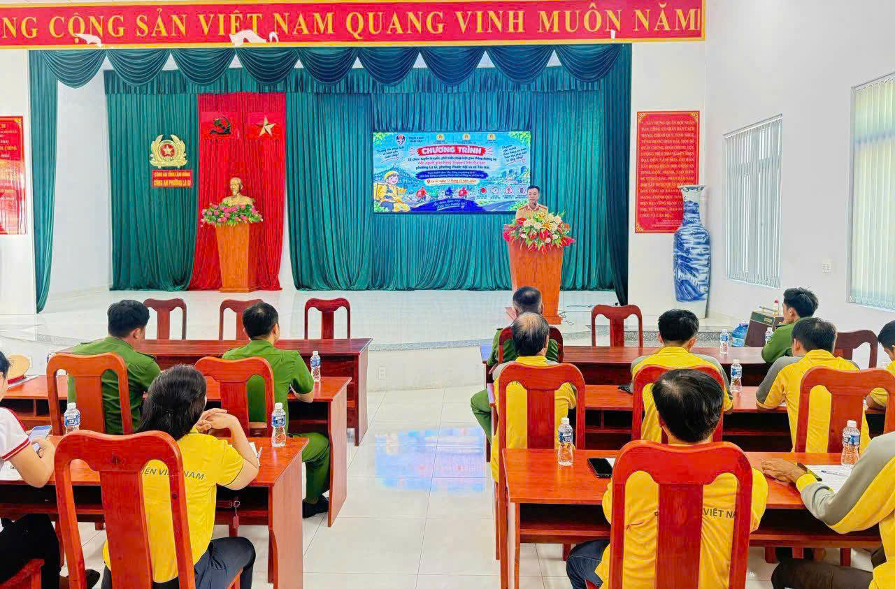 Hơn 100 shipper tại L&acirc;m Đồng được tuy&ecirc;n truyền kiến thức ph&aacute;p luật giao th&ocirc;ng- Ảnh 1.
