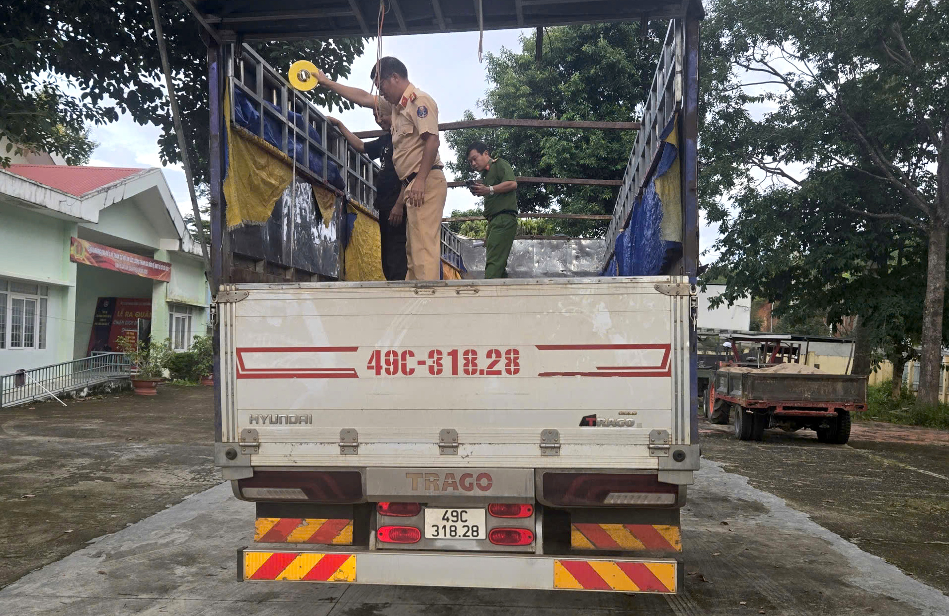 CSGT Đắk Lắk tạm giữ xe tải chở 20 tấn đ&aacute; kh&ocirc;ng r&otilde; nguồn gốc, qu&aacute; tải gần 90%- Ảnh 2.