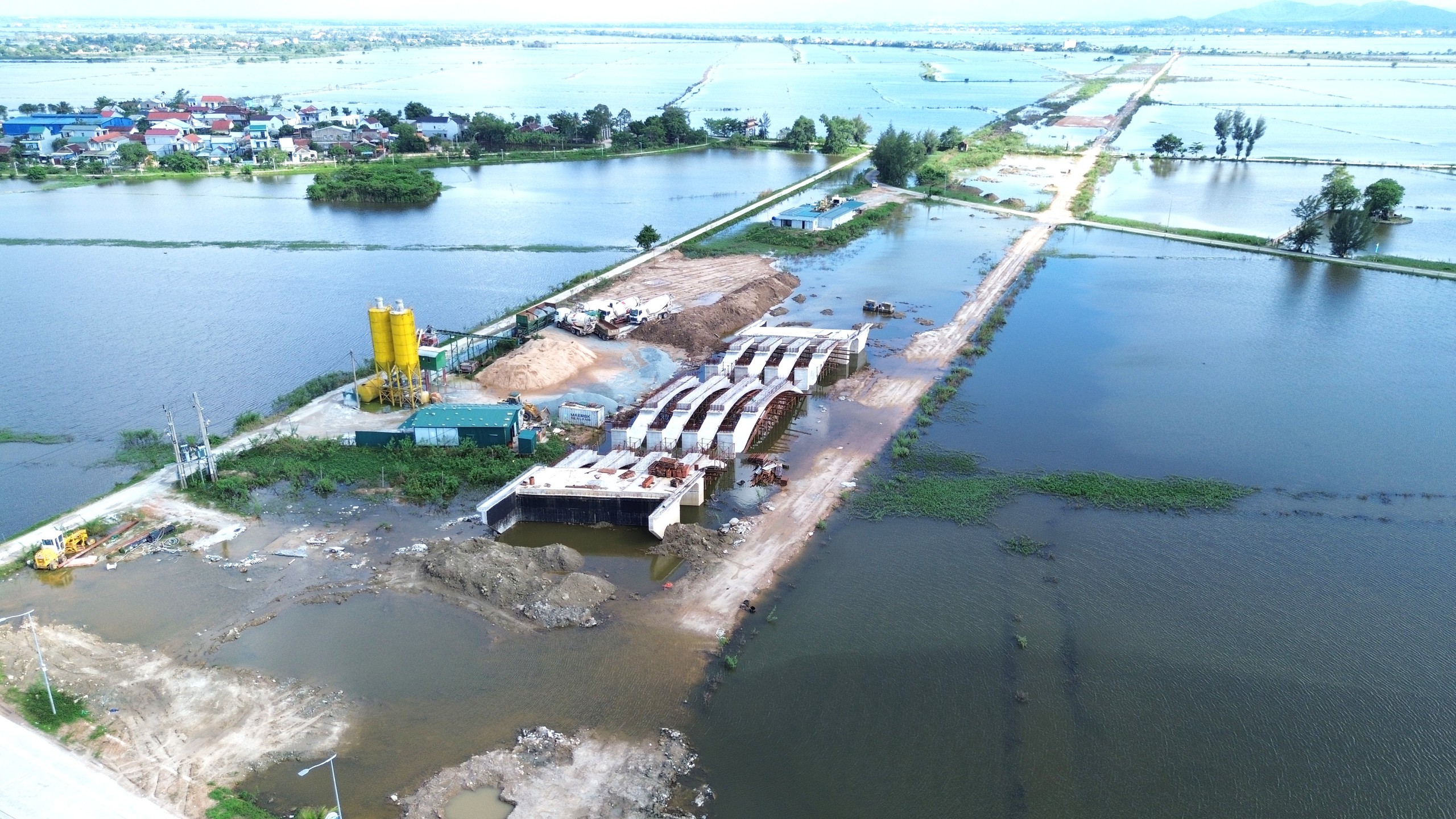 Nỗ lực gỡ kh&oacute;, quyết t&acirc;m bứt ph&aacute; tuyến đường 1.100 tỷ đồng "ch&igrave;m" giữa m&ugrave;a mưa lụt ở Huế- Ảnh 1.
