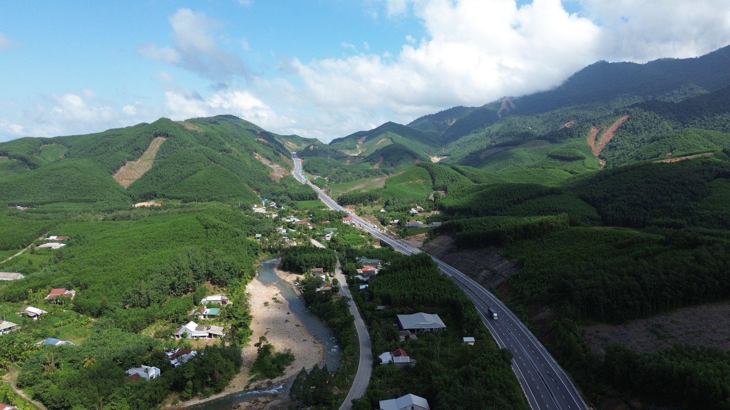 Tăng tốc thi c&ocirc;ng n&uacute;t giao cao tốc La Sơn - H&ograve;a Li&ecirc;n để c&aacute;n đ&iacute;ch cuối năm 2026- Ảnh 12.