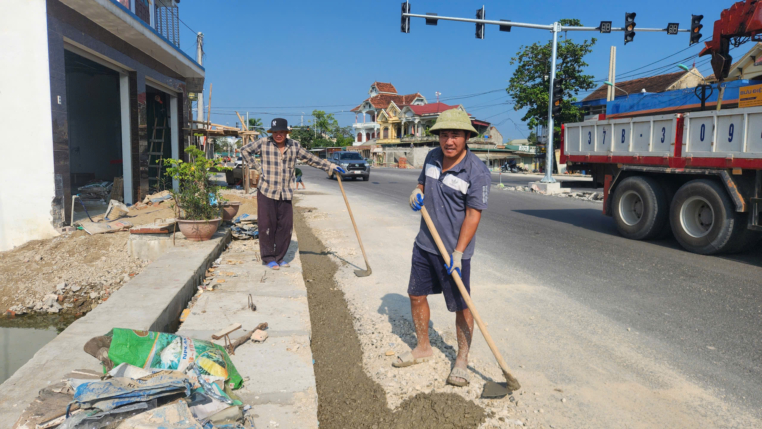 Ho&agrave;n th&agrave;nh những hạng mục cuối c&ugrave;ng tại dự &aacute;n cải tạo, mở rộng QL46- Ảnh 10.
