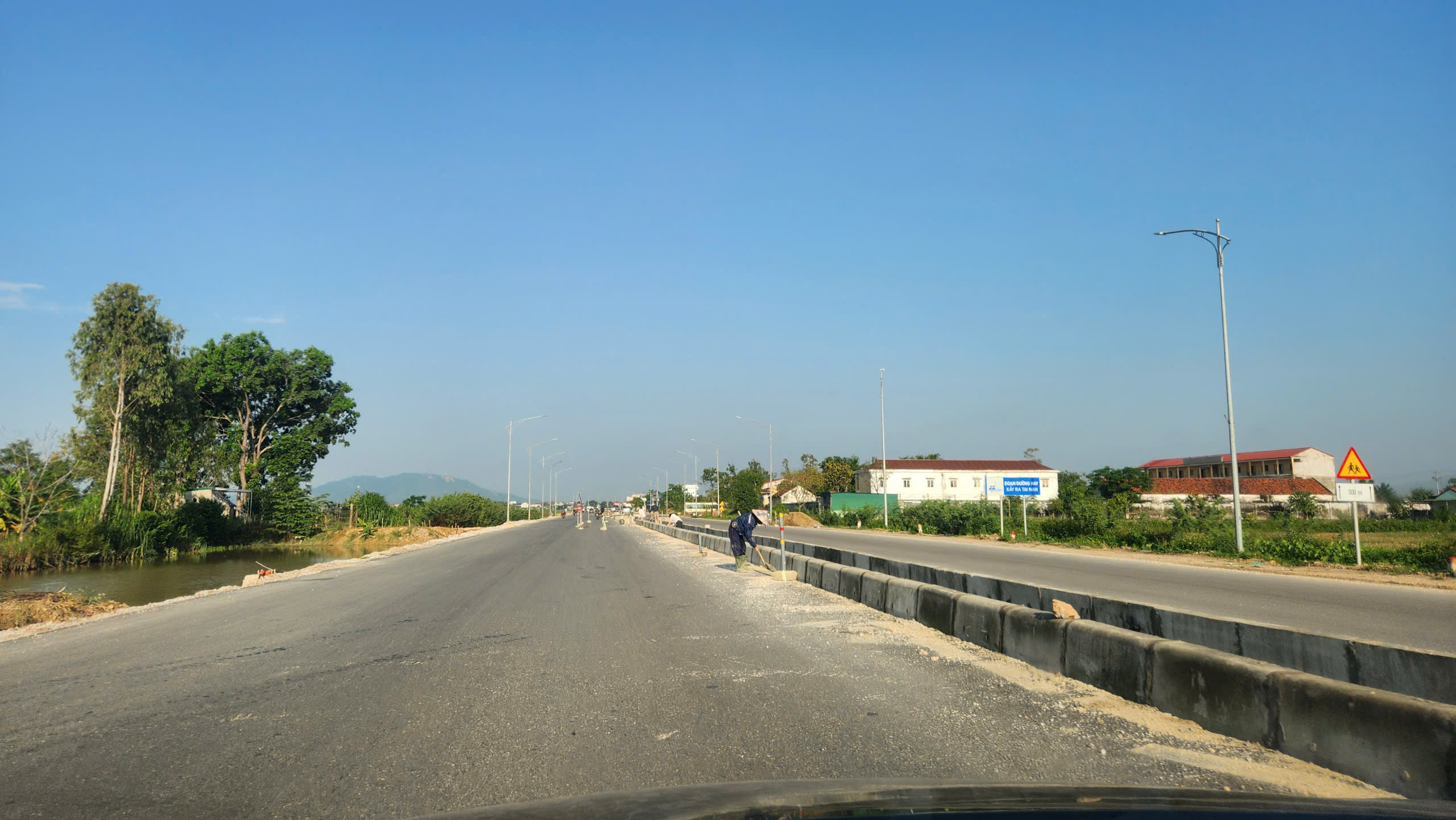 Ho&agrave;n th&agrave;nh những hạng mục cuối c&ugrave;ng tại dự &aacute;n cải tạo, mở rộng QL46- Ảnh 1.