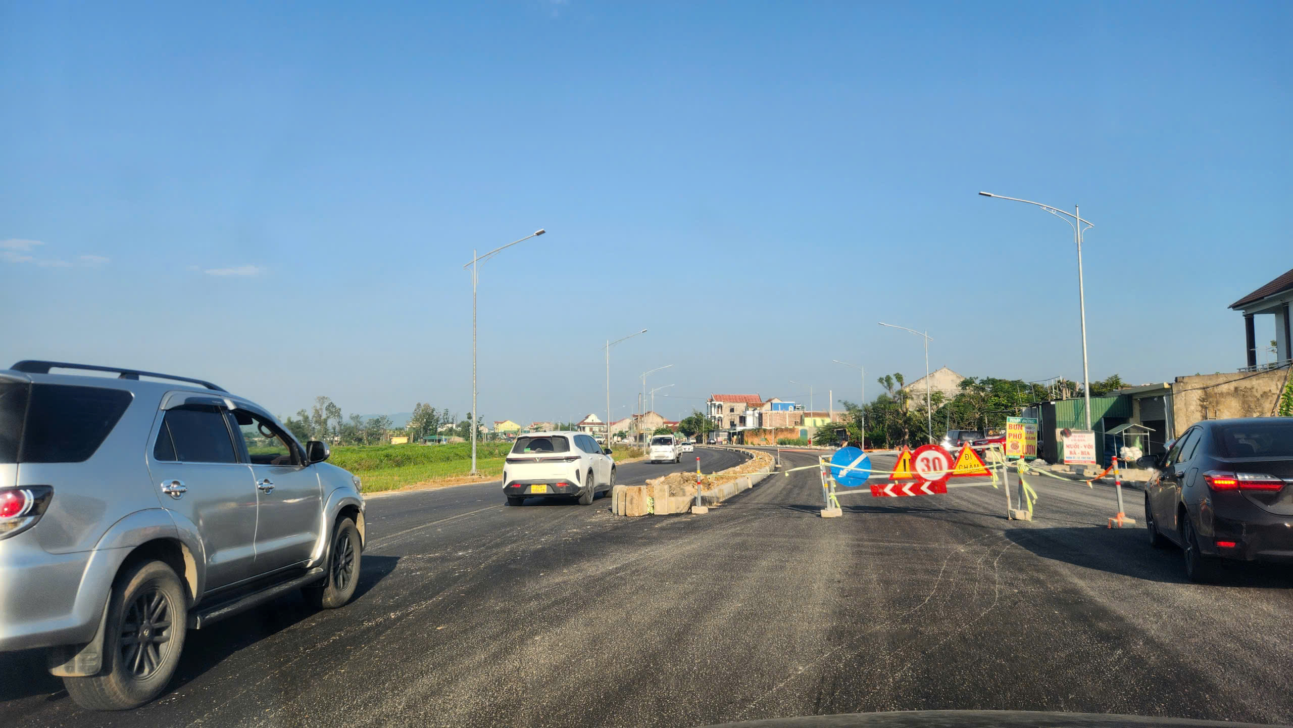 Ho&agrave;n th&agrave;nh những hạng mục cuối c&ugrave;ng tại dự &aacute;n cải tạo, mở rộng QL46- Ảnh 8.