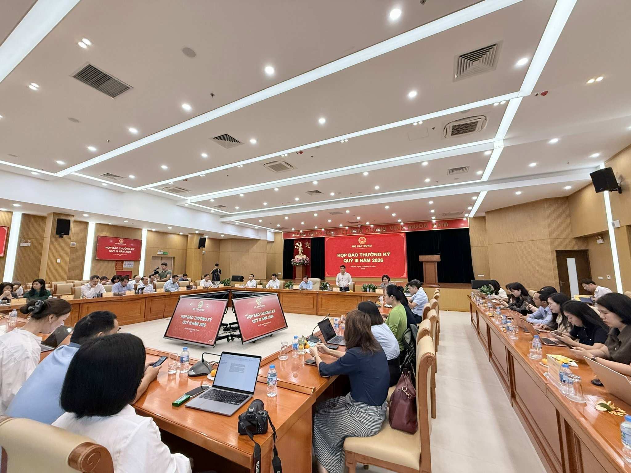 Đẩy mạnh ph&aacute;t triển nh&agrave; ở x&atilde; hội, đưa nh&agrave; ở cho thu&ecirc; th&agrave;nh trụ cột an sinh - Ảnh 2.