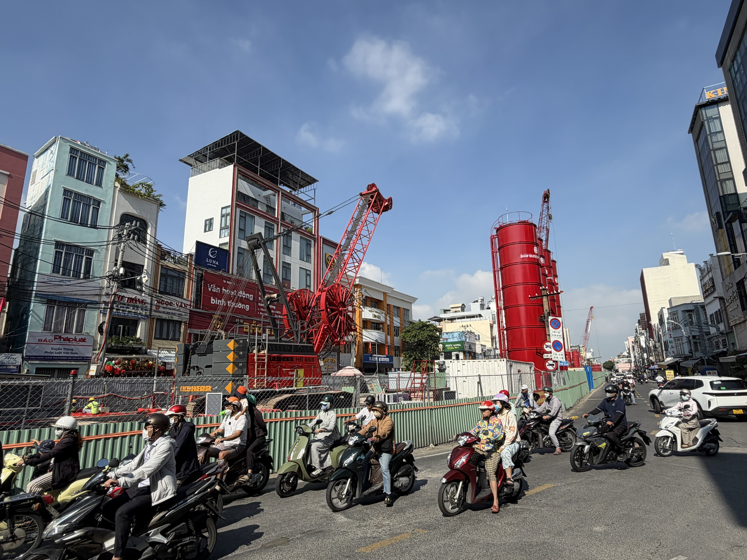 TP.HCM điều chỉnh l&agrave;n đường theo giờ, giảm &ugrave;n tắc khi thi c&ocirc;ng metro số 2 - Ảnh 3.