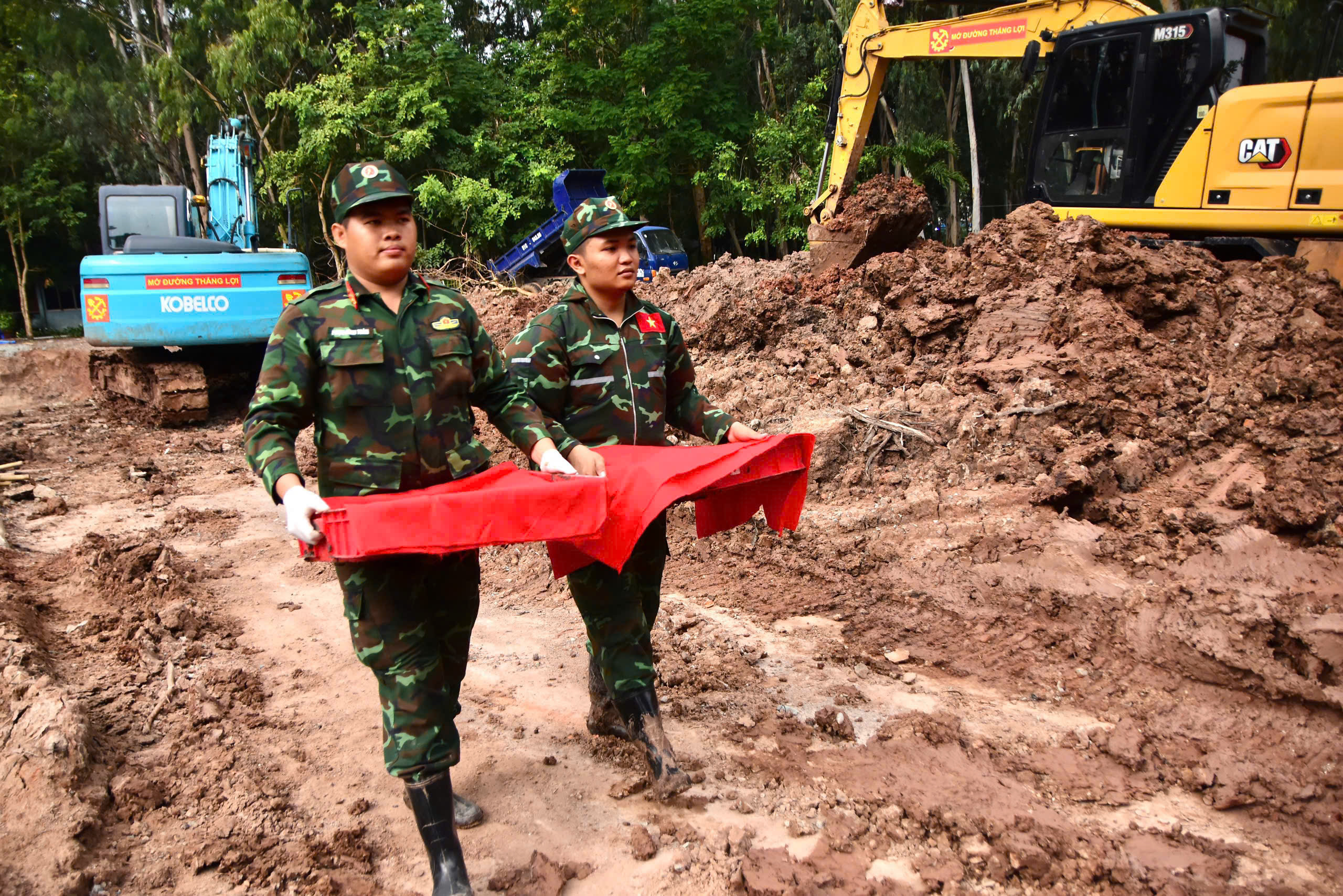 Sau lễ an t&aacute;ng 731 liệt sĩ, t&igrave;m thấy th&ecirc;m 8 h&agrave;i cốt tại C&ocirc;ng vi&ecirc;n L&ecirc; Thị Ri&ecirc;ng- Ảnh 2.