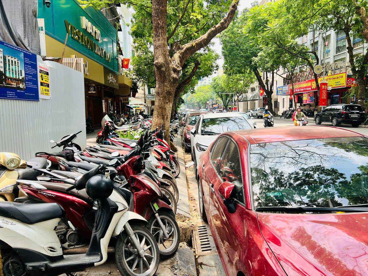 Hà Nội ban hành giá trông giữ ô tô, xe máy trên lòng đường, hè phố- Ảnh 1.