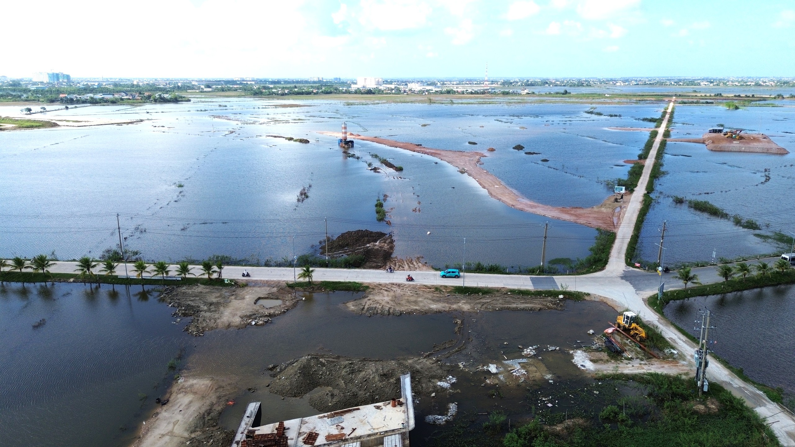 Nỗ lực gỡ kh&oacute;, quyết t&acirc;m bứt ph&aacute; tuyến đường 1.100 tỷ đồng "ch&igrave;m" giữa m&ugrave;a mưa lụt ở Huế- Ảnh 2.