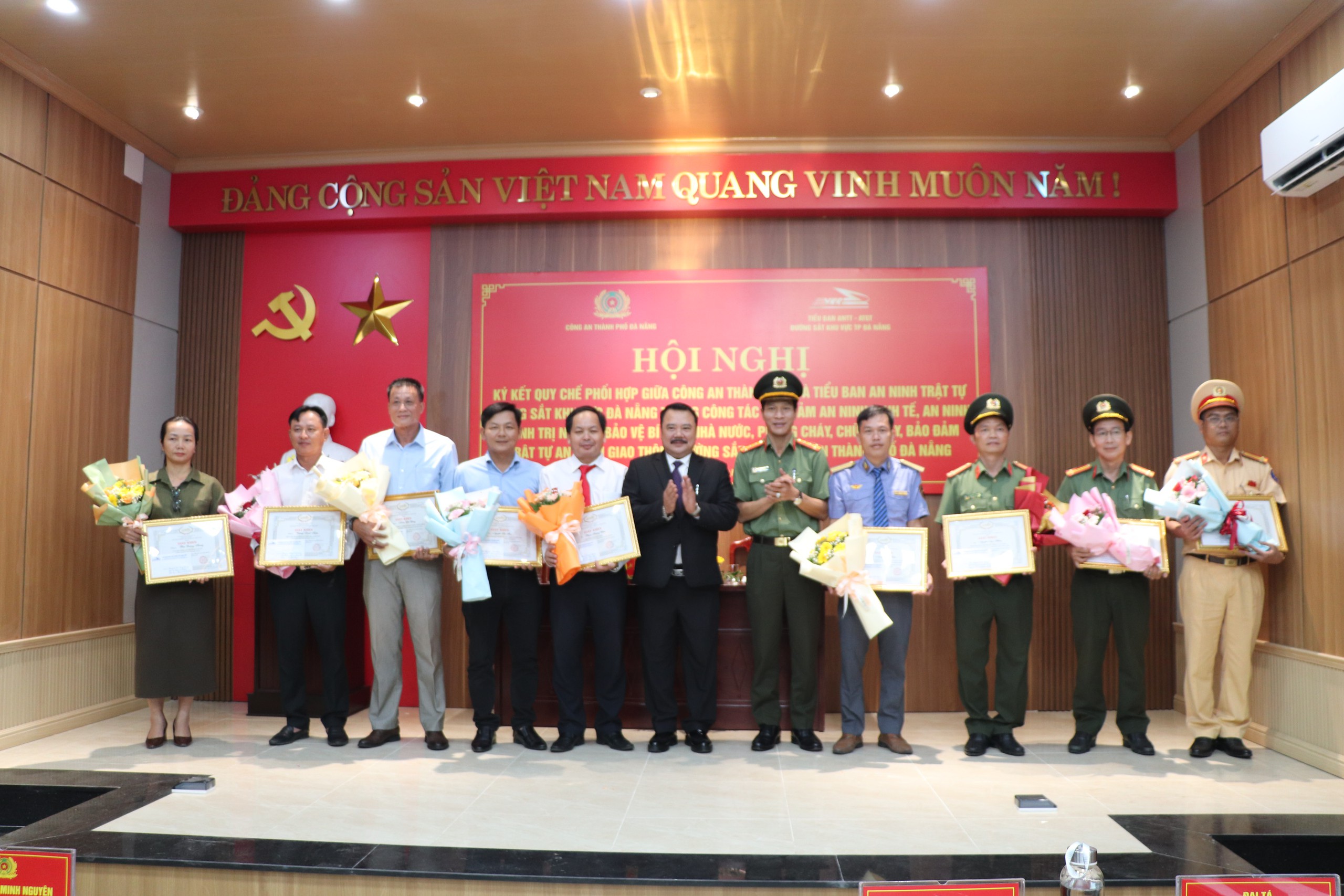 C&ocirc;ng an Đ&agrave; Nẵng v&agrave; ng&agrave;nh Đường sắt phối hợp bảo đảm an ninh, trật tự- Ảnh 2.