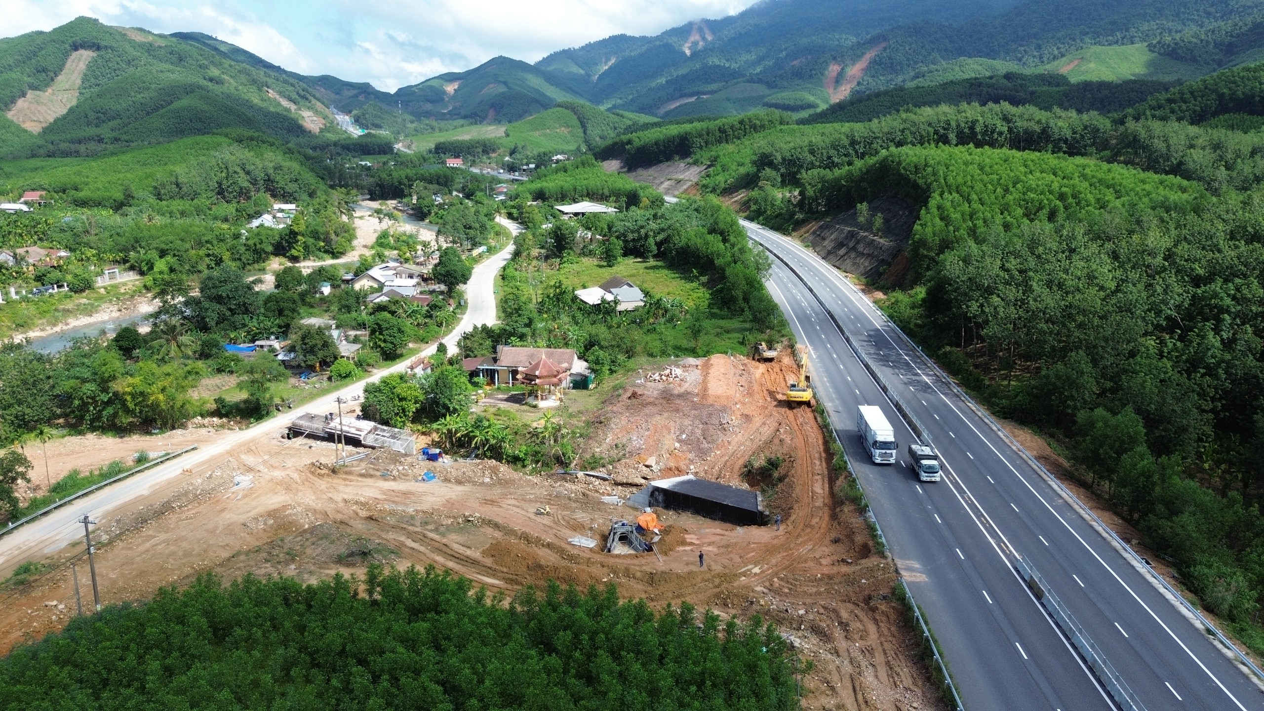 Tăng tốc thi c&ocirc;ng n&uacute;t giao cao tốc La Sơn - H&ograve;a Li&ecirc;n để c&aacute;n đ&iacute;ch cuối năm 2026- Ảnh 2.