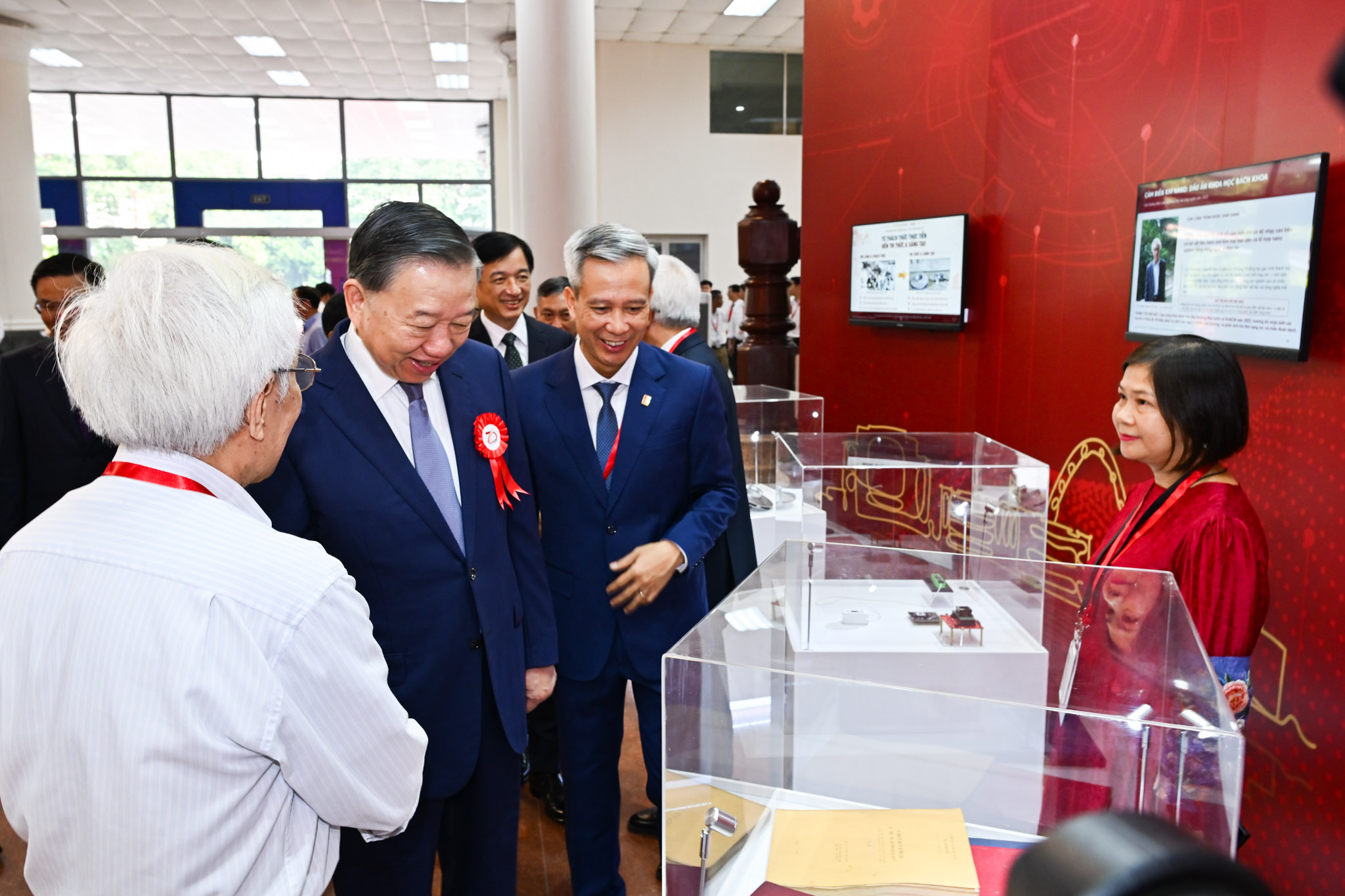 Đại học B&aacute;ch khoa H&agrave; Nội nhận Hu&acirc;n chương Lao động hạng Nhất - Ảnh 6.