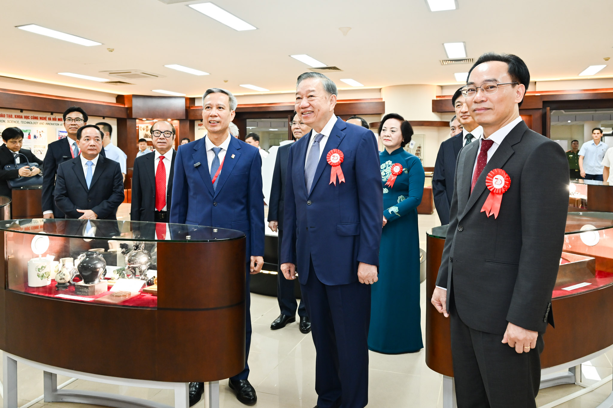 Đại học B&aacute;ch khoa H&agrave; Nội nhận Hu&acirc;n chương Lao động hạng Nhất - Ảnh 8.