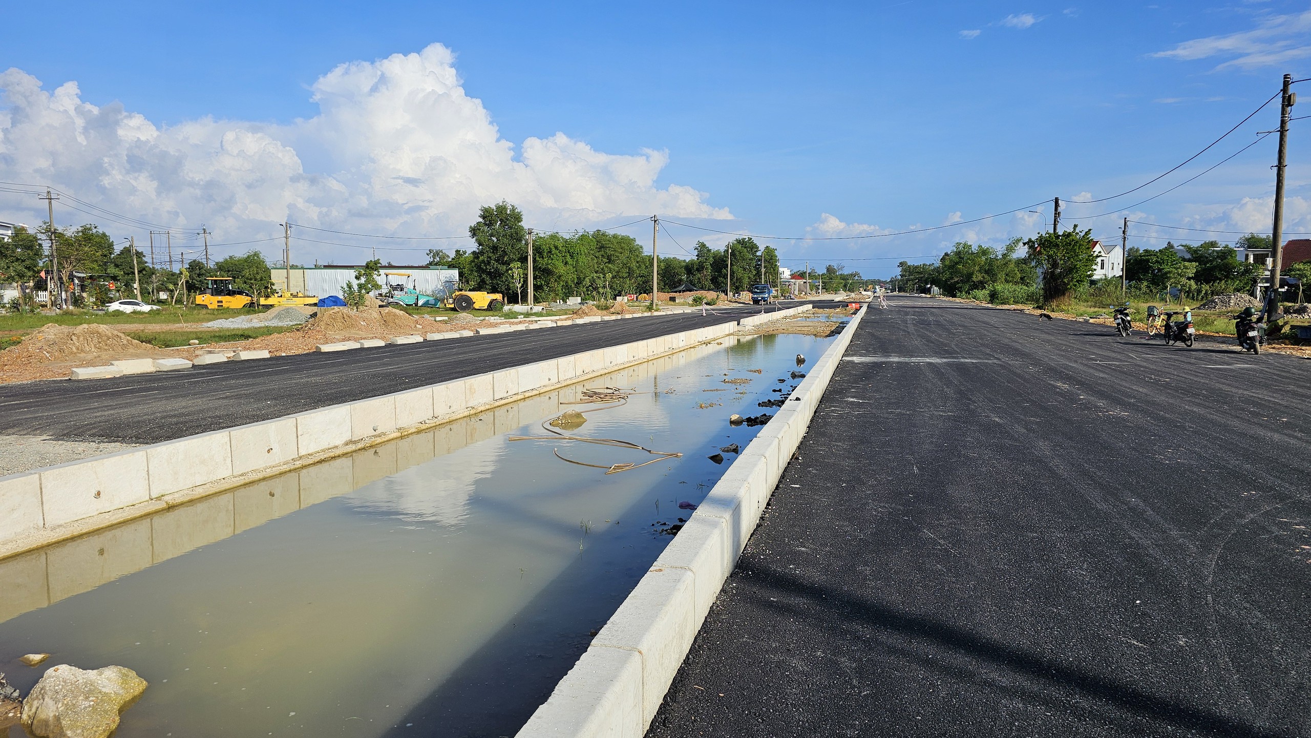 Nỗ lực gỡ kh&oacute;, quyết t&acirc;m bứt ph&aacute; tuyến đường 1.100 tỷ đồng "ch&igrave;m" giữa m&ugrave;a mưa lụt ở Huế- Ảnh 3.