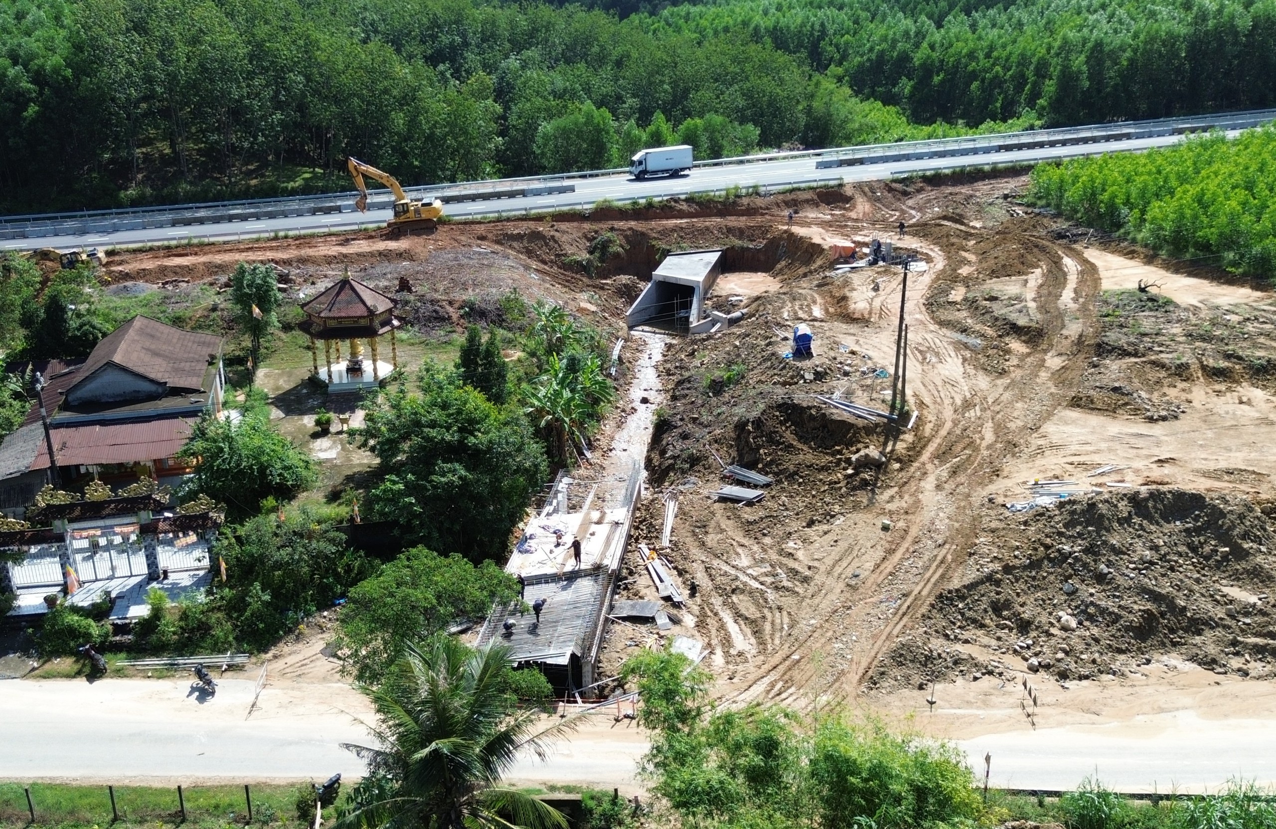 Tăng tốc thi c&ocirc;ng n&uacute;t giao cao tốc La Sơn - H&ograve;a Li&ecirc;n để c&aacute;n đ&iacute;ch cuối năm 2026- Ảnh 3.