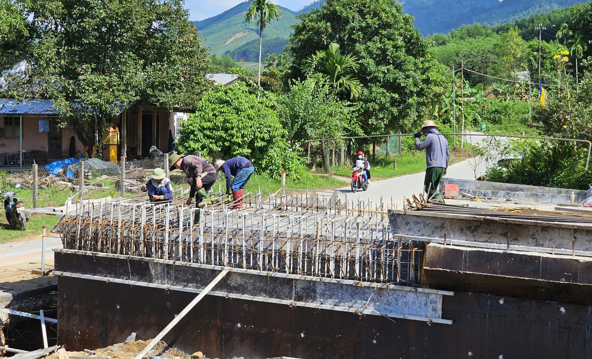 Tăng tốc thi c&ocirc;ng n&uacute;t giao cao tốc La Sơn - H&ograve;a Li&ecirc;n để c&aacute;n đ&iacute;ch cuối năm 2026- Ảnh 4.