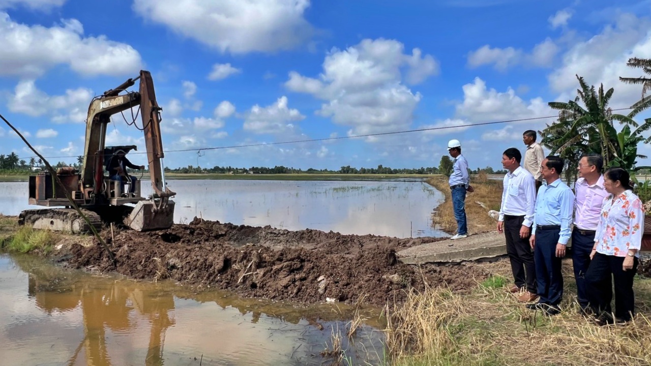C&agrave; Mau đồng loạt khởi c&ocirc;ng 22 tuyến đường giao th&ocirc;ng n&ocirc;ng th&ocirc;n- Ảnh 1.