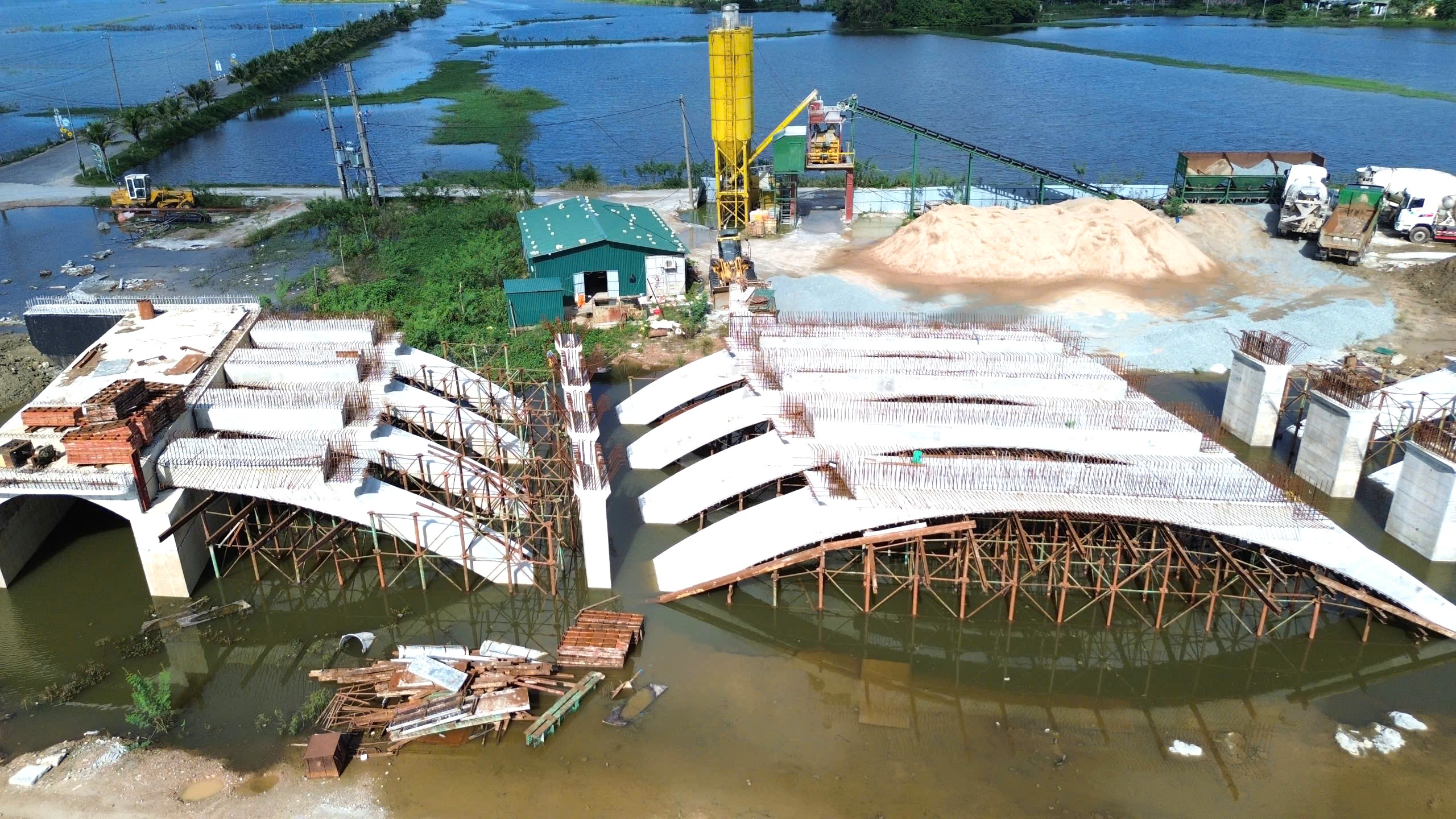Nỗ lực gỡ kh&oacute;, quyết t&acirc;m bứt ph&aacute; tuyến đường 1.100 tỷ đồng "ch&igrave;m" giữa m&ugrave;a mưa lụt ở Huế- Ảnh 5.
