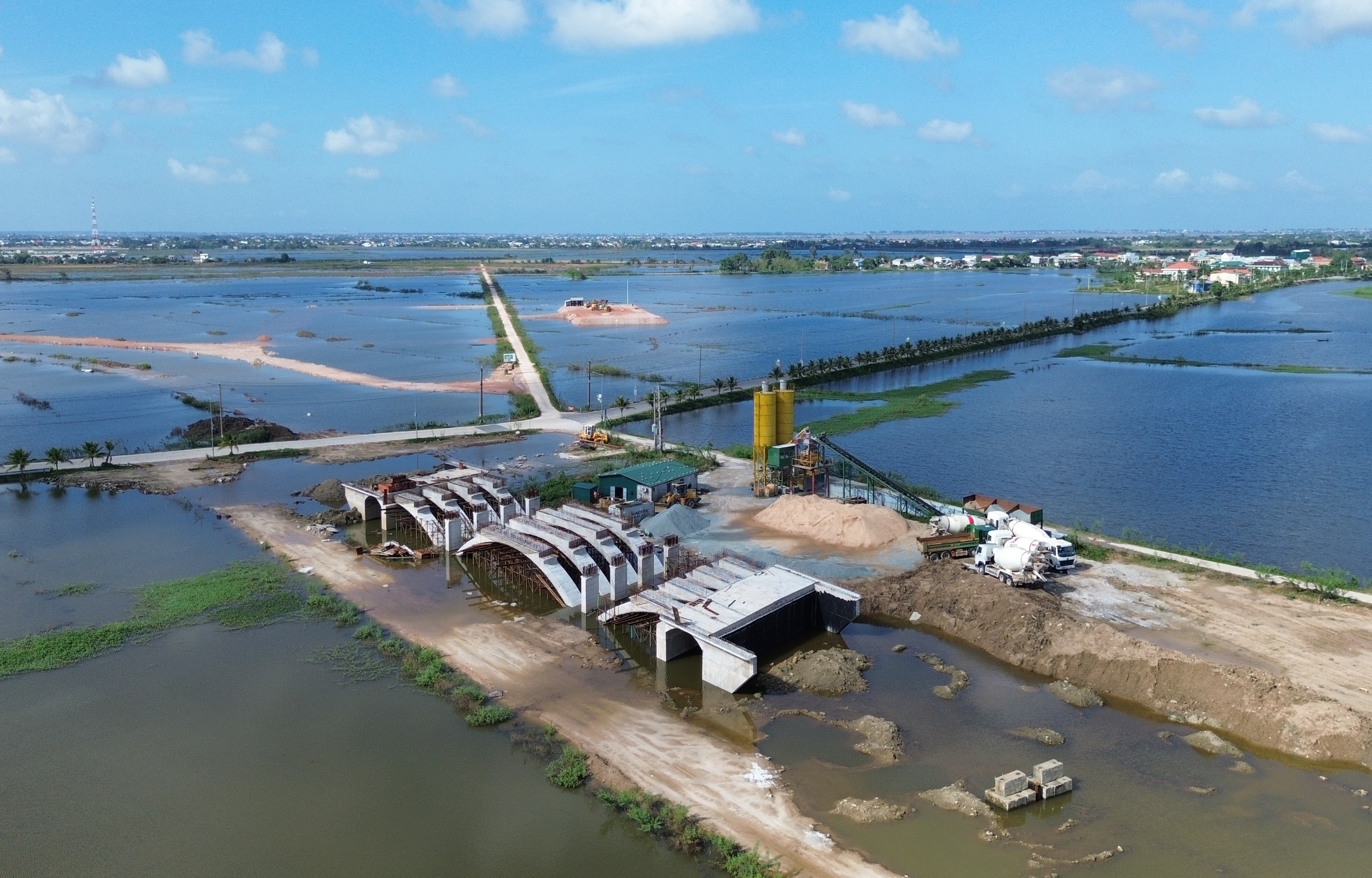 Nỗ lực gỡ kh&oacute;, quyết t&acirc;m bứt ph&aacute; tuyến đường 1.100 tỷ đồng "ch&igrave;m" giữa m&ugrave;a mưa lụt ở Huế- Ảnh 8.
