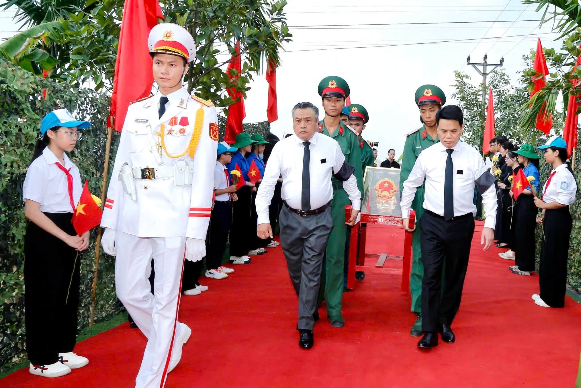 Hải Ph&ograve;ng truy điệu, an t&aacute;ng 56 h&agrave;i cốt liệt sĩ v&agrave; đồng b&agrave;o tử nạn tại khu vực Mả Ch&igrave;a - Ảnh 4.