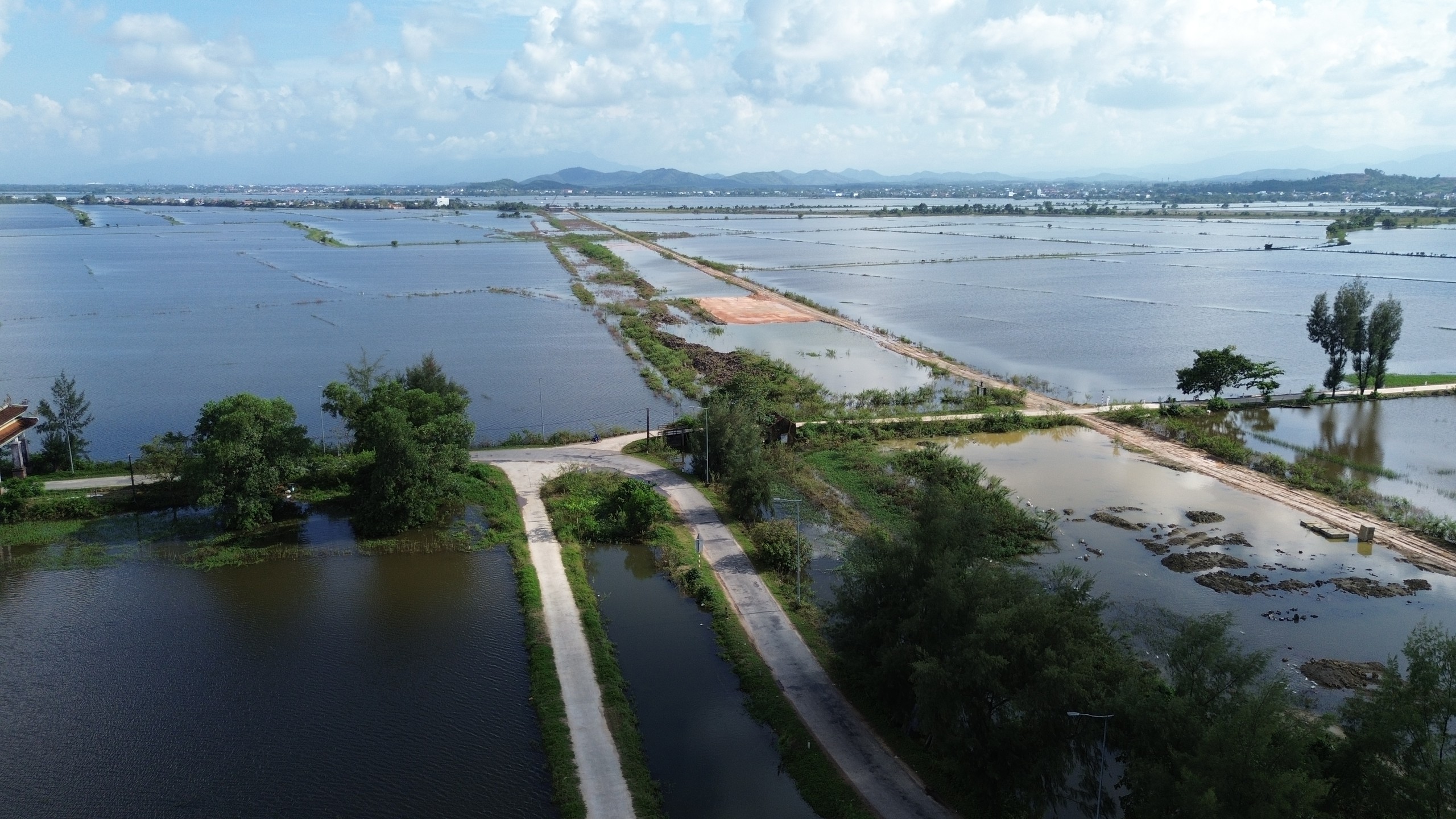 Nỗ lực gỡ kh&oacute;, quyết t&acirc;m bứt ph&aacute; tuyến đường 1.100 tỷ đồng "ch&igrave;m" giữa m&ugrave;a mưa lụt ở Huế- Ảnh 11.