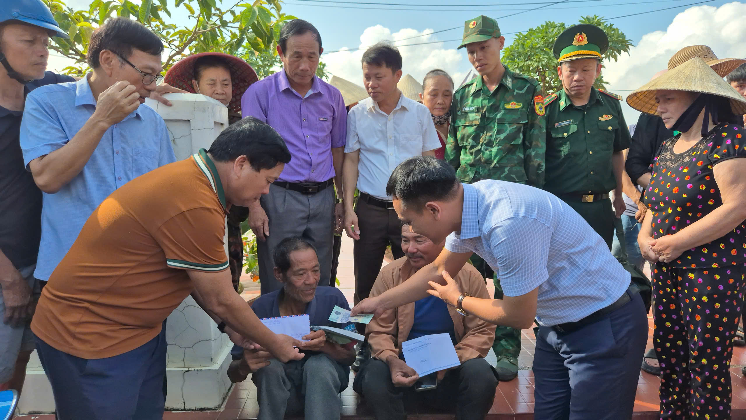 Mất t&iacute;ch khi c&acirc;u mực, ngư d&acirc;n được cứu sống sau gần 2 ng&agrave;y tr&ocirc;i dạt tr&ecirc;n biển ở Quảng Trị- Ảnh 2.